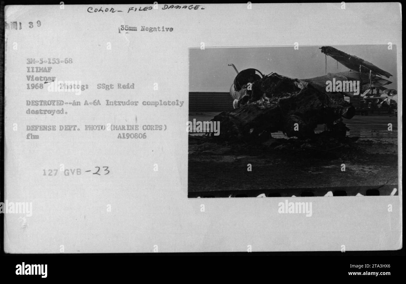 Un A-6A Intruder fu distrutto durante la guerra del Vietnam nel 1968. La fotografia a colori, scattata da SSgt Reid, mostra il relitto dell'aereo dopo che è stato completamente distrutto. Dipartimento della difesa, corpo dei Marines. Foto Stock