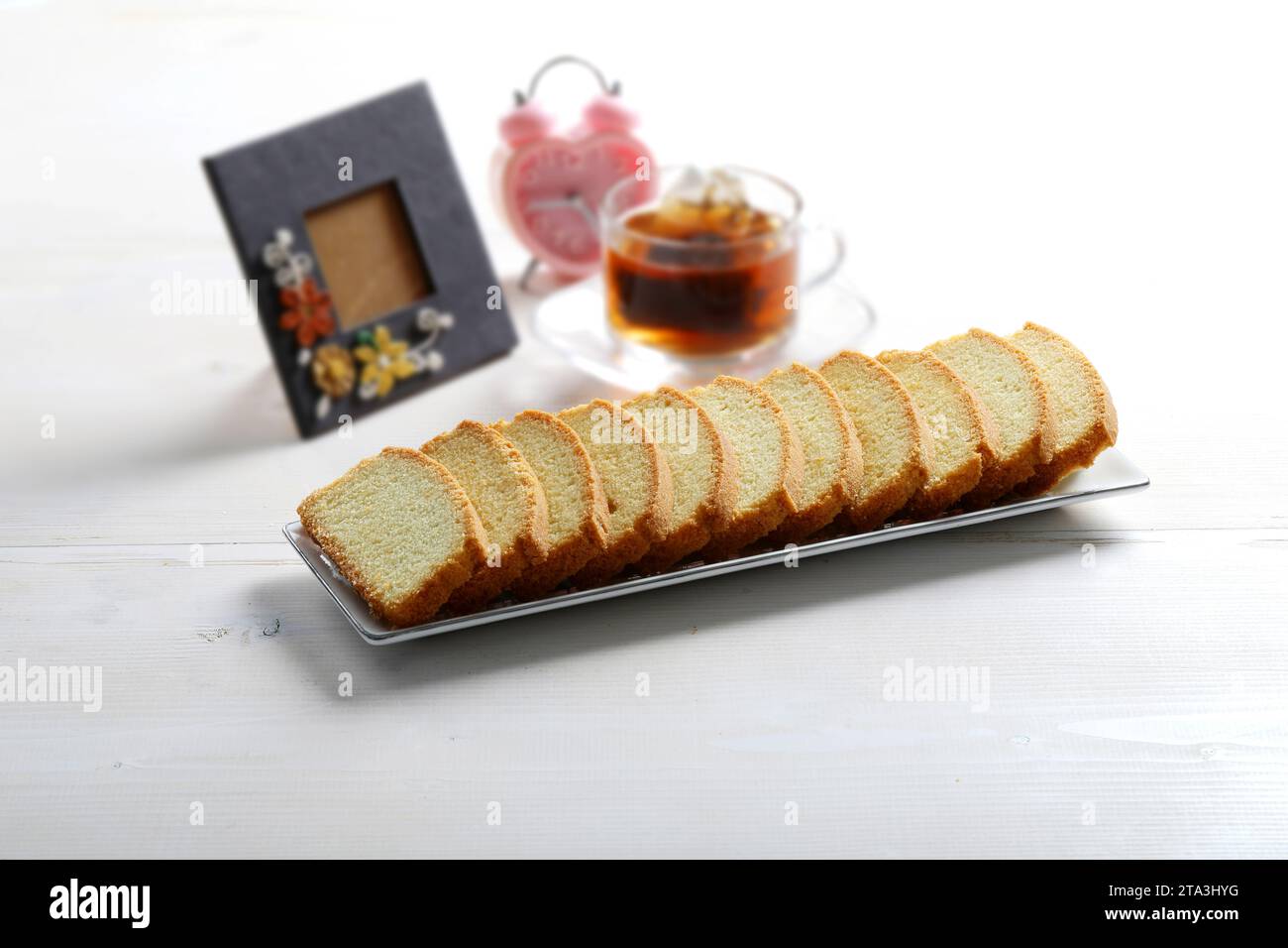 Torta secca, pasticceria, torta di compleanno, isolata sulla consistenza sfondo di legno con oggetti di scena Foto Stock