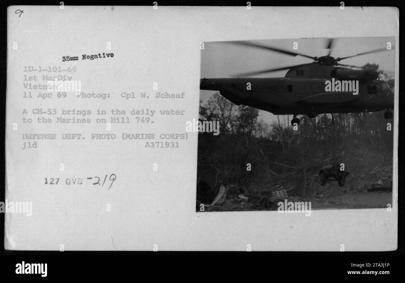 Un elicottero CH-53 trasporta rifornimenti d'acqua ai Marines di stanza sulla Collina 749 l'11 aprile 1969. La fotografia cattura un'attività di routine durante la guerra del Vietnam, aiutando le esigenze logistiche delle truppe. L'immagine è stata scattata da Cpl W. Schaaf ed è classificata sotto ID negativo-1-101-69. Foto Stock