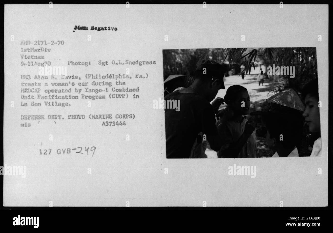 Navy Corpsman HM3 Alan B. Davis, di Filadelfia, Pennsylvania, è visto curare l'orecchio di una donna durante un MEDCAP (Medical Civilian Assistance Program) condotto dal Tango-1 Combined Unit Pacification Program (CUPP) a la Son Village. Questa foto è stata scattata il 9 agosto 1970, come parte delle attività militari americane durante la guerra del Vietnam. Questa immagine è catalogata con il numero di riferimento AMD-2171-2-70 ed è stata acquisita da Sgt 0.L. Snodgrass. Foto Stock