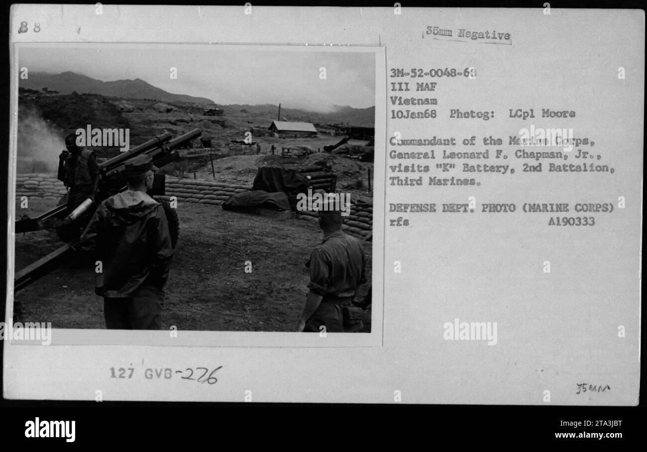 Il generale Leonard F. Chapman Jr., comandante del corpo dei Marines, visita 'K' Battery, 2nd Battalion, Third Marines in Vietnam il 10 gennaio 1968. La foto mostra l'incontro generale con ufficiali e funzionari, catturato da LCpl Moore. Questa immagine è stata scattata durante un'attività militare ed è una fotografia ufficiale del Dipartimento della difesa. Foto Stock