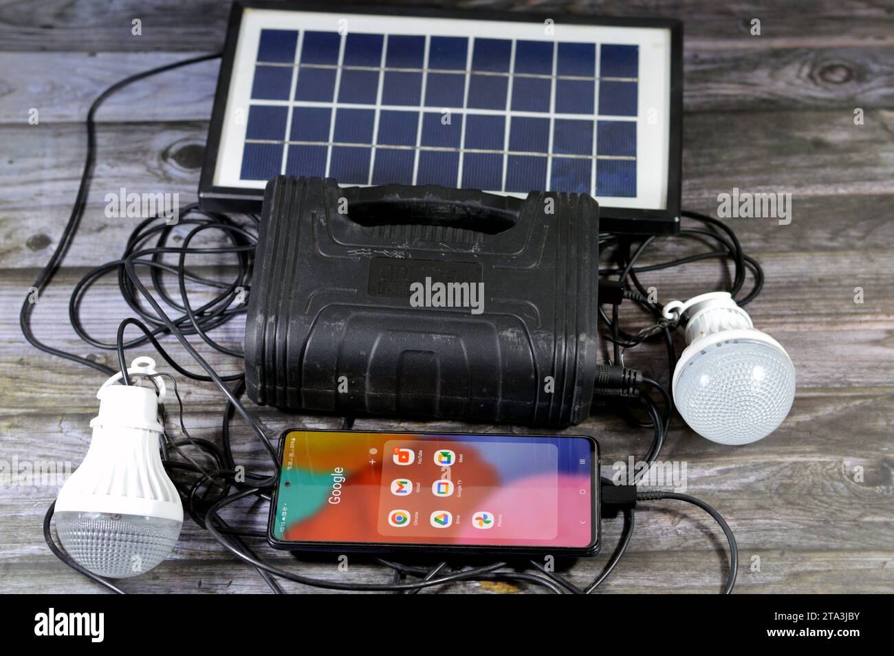 Cairo, Egitto, 6 novembre 2023: Kit luce solare GDLAGEN GD35wp, mini sistema di illuminazione domestica solare multifunzione, dispositivo pannello solare, ricarica di un Samsung c Foto Stock