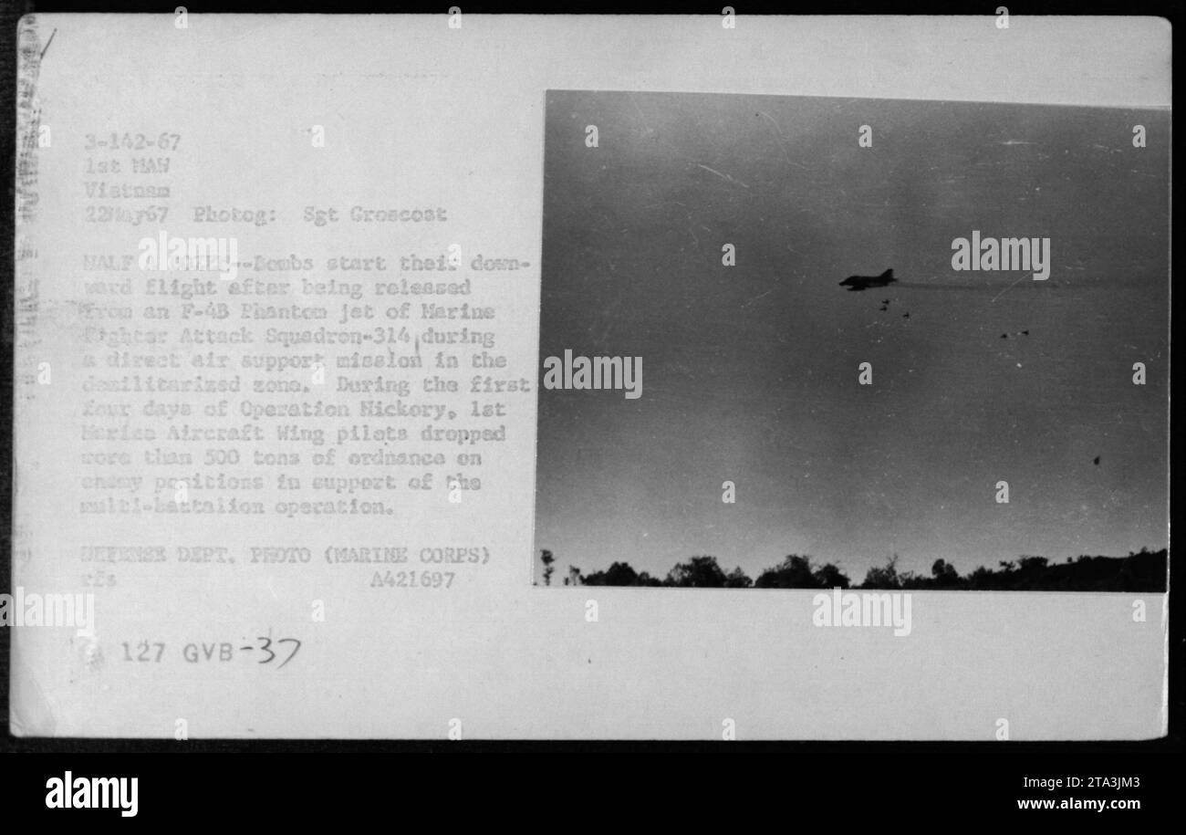 Un F-43 Phantom del Marine Fighter Attack Squadron-314 ha rilasciato bombe sulle posizioni nemiche nella DMZ del Vietnam il 12 maggio 1967, durante l'operazione Hickory. Foto Stock