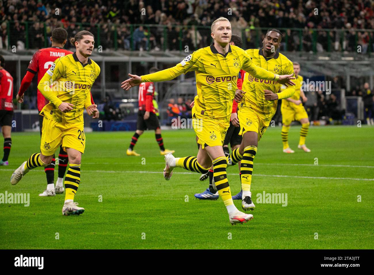 Milano, Italia - novembre 28 2023 - Champions League - Milano-Borussia Dortmund - Marco reus borussia dortmund segna penalità 01 celebrazioni credito: Kines Milano/Alamy Live News Foto Stock