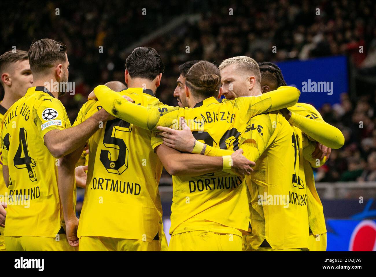 Milano, Italia - novembre 28 2023 - Champions League - Milano-Borussia Dortmund - Marco reus borussia dortmund segna penalità 01 celebrazioni credito: Kines Milano/Alamy Live News Foto Stock