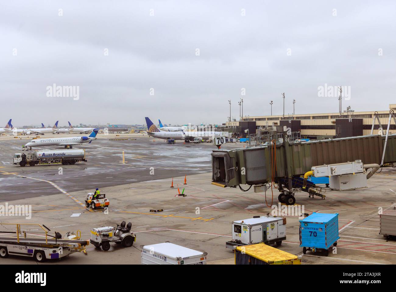 30 ottobre 2023 EWR Airport Newark NJ USA. Al ponte d'imbarco dell'aeroporto Newark EWR, gli aeromobili della United Airlines sono parcheggiati per lavori di manutenzione prima della partenza del prossimo volo Foto Stock