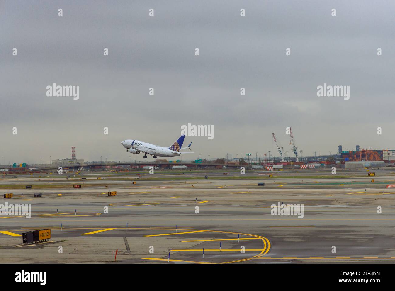 30 ottobre 2023 EWR Airport Newark NJ USA. L'aereo di linea United Airlines parte dall'aeroporto EWR di Newark Foto Stock