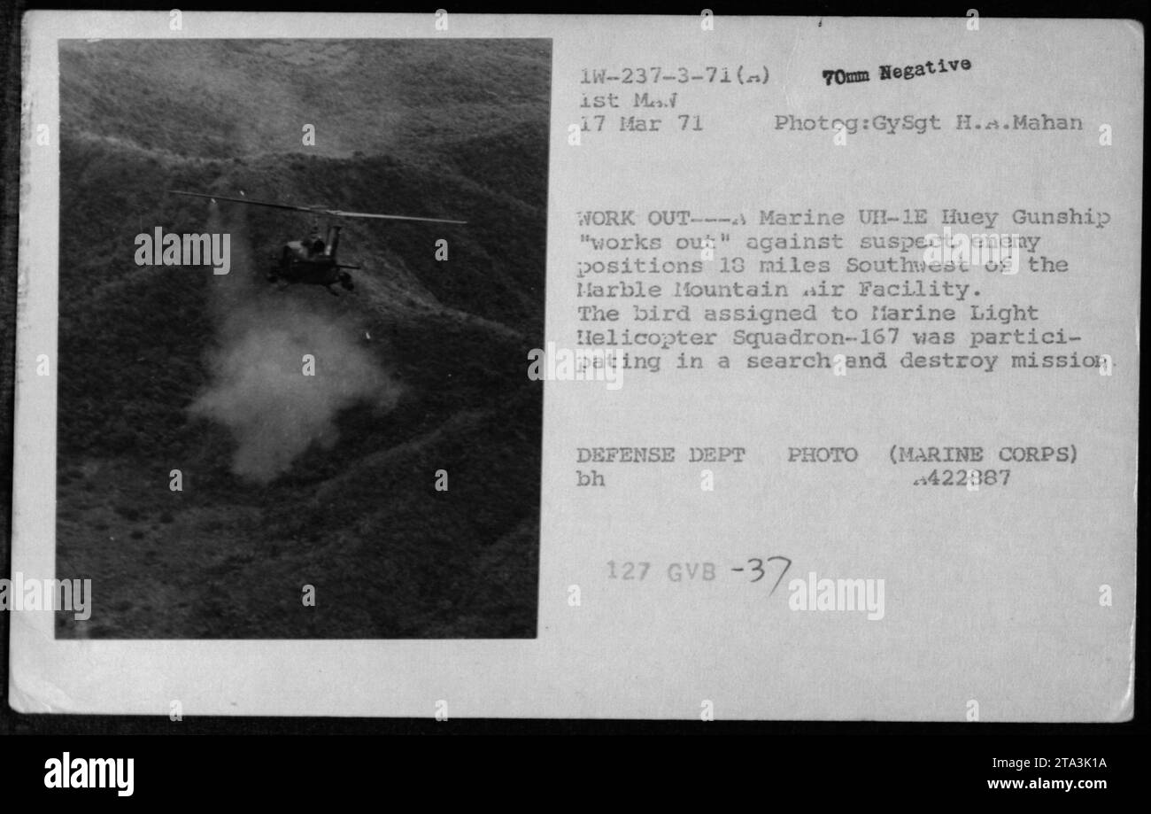 La marina UH-1E Huey Gunship del Marine Light Helicopter Squadron-167 si occupa di sospette posizioni nemiche a 21 km a sud-ovest della struttura aerea di Harble Mountain. Gli attacchi aerei ebbero luogo il 17 marzo 1971. L'elicottero stava partecipando a una missione di ricerca e distruzione durante la guerra del Vietnam. GySgt H.A. Mahan ha scattato la foto. Foto Stock