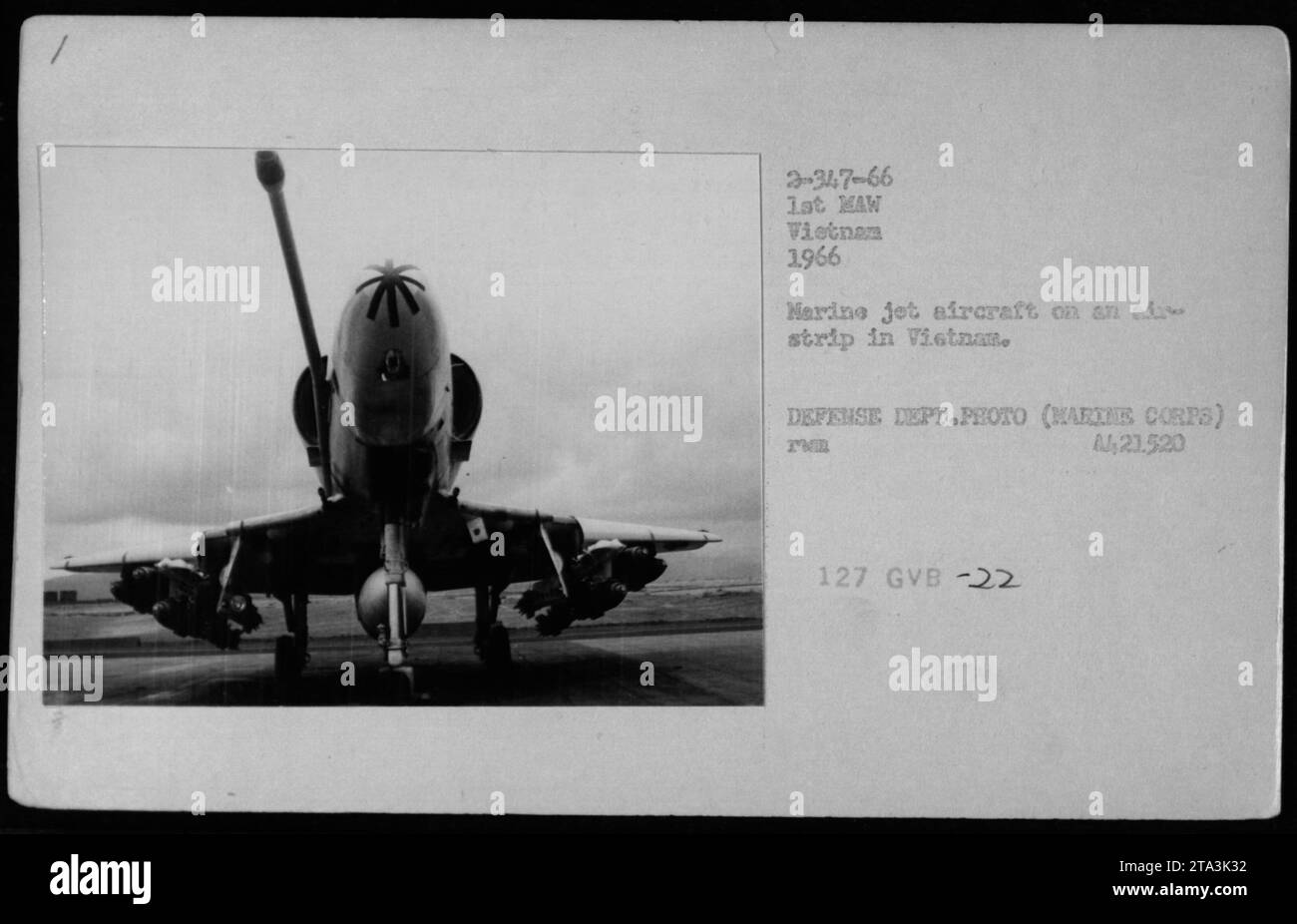 Un aereo A-4 Skyhawk è posizionato su una pista di atterraggio in Vietnam nel 1966. Questa fotografia, parte della collezione del Dipartimento della difesa, documenta l'aviazione del corpo dei Marines durante la guerra del Vietnam. Foto Stock