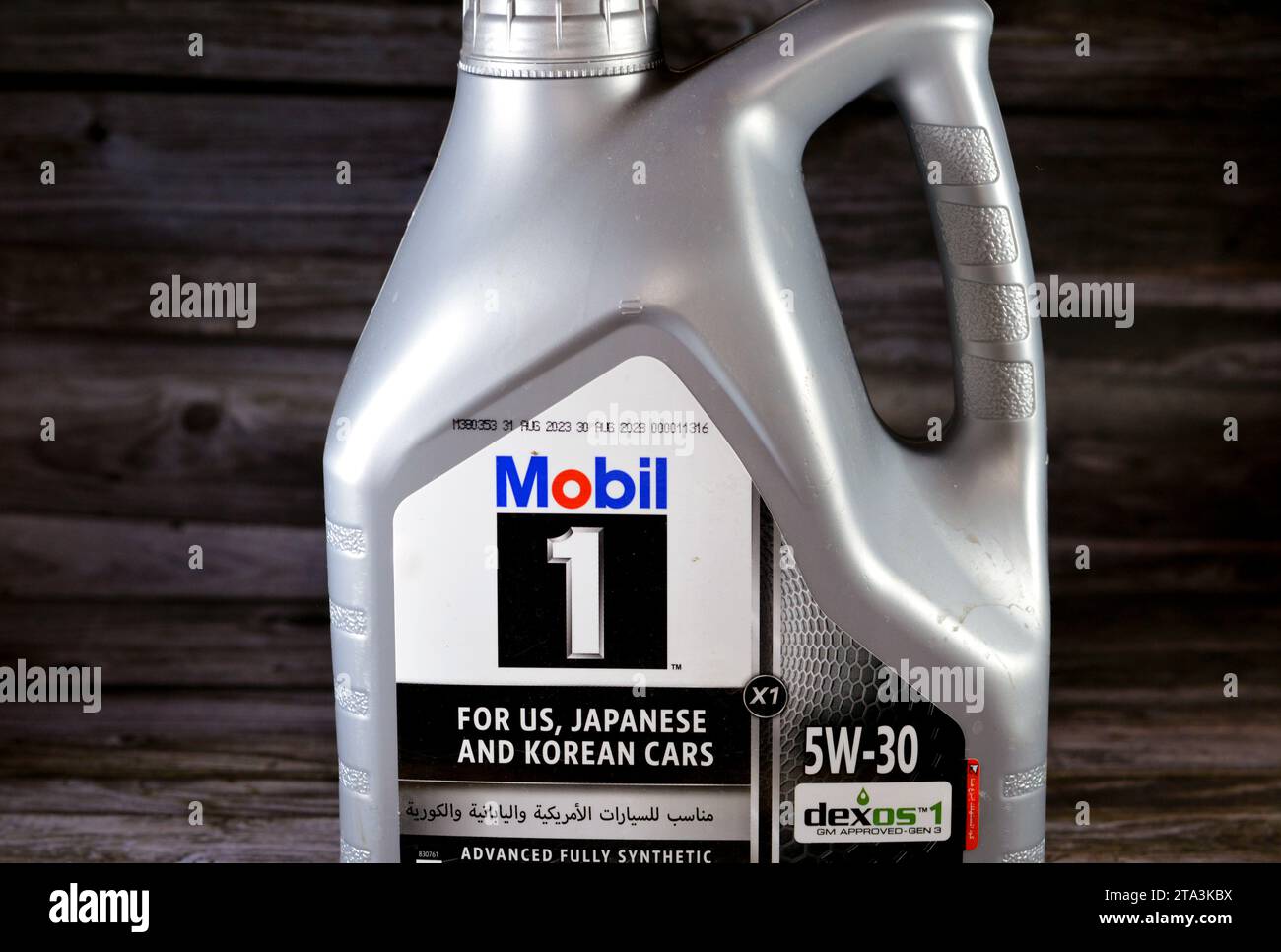 Cairo, Egitto, 23 novembre 2023: Mobil One 1 5W-30 approvato Dexos 1 GM, olio motore completamente sintetico avanzato per auto usate con Stati Uniti, Giappone e Corea Foto Stock