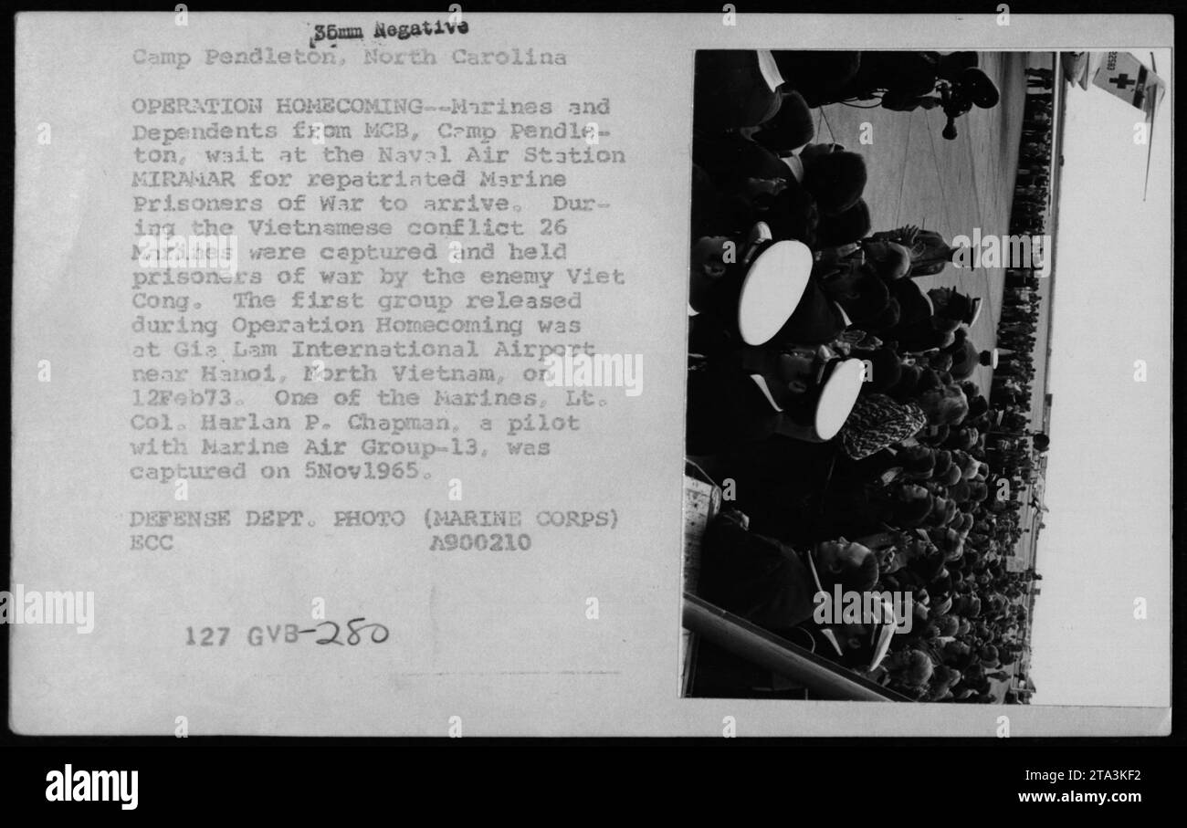 I Marines e i dipendenti del MCB Camp Pendleton attendono alla Naval Air Station Miramar per i prigionieri di guerra rimpatriati per arrivare durante l'operazione Homecoming. 26 Marines furono catturati dai Viet Cong durante il conflitto vietnamita, con il primo gruppo rilasciato all'aeroporto internazionale di Gia Lam il 12 febbraio 73. Il tenente colonnello Harlan P. Chapman, un pilota del Marine Air Group-13, fu catturato il 5Nov1965. Foto Stock