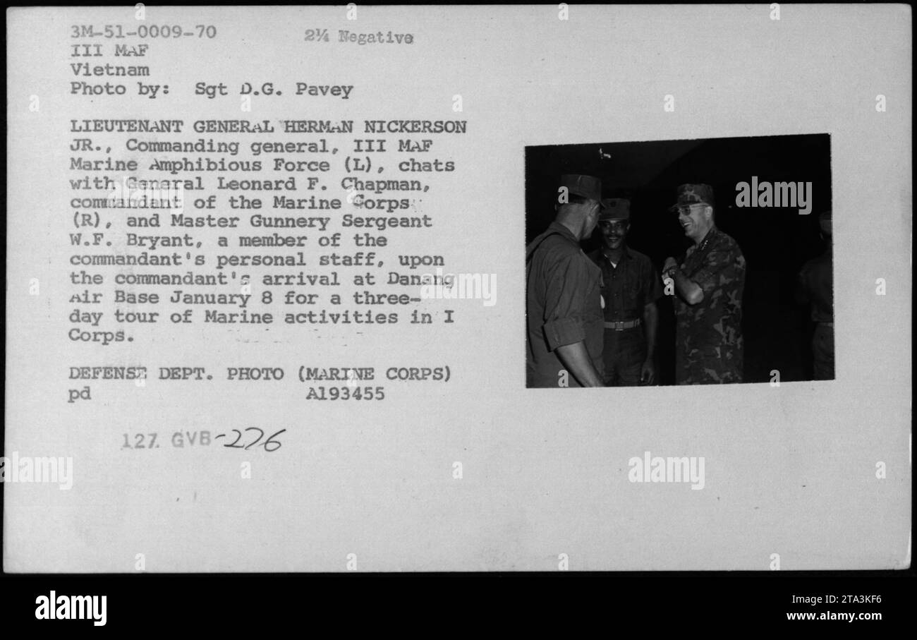 Il generale Leonard F Chapman, comandante del corpo dei Marines (a destra), è accolto dal tenente generale Herman Nickerson Jr., comandante generale della III forza anfibia marina MAF (a sinistra), e il Maestro Gunnery, sergente W.F. Bryan, all'arrivo del Comandante alla base aerea di Danang l'8 gennaio per un tour di tre giorni delle attività dei Marines nel i corpo." Foto Stock