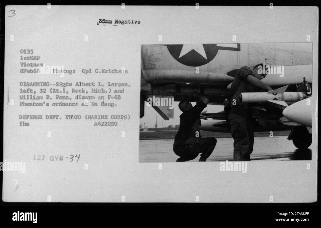 Il sergente William D. Penn (a destra) e il SSgte Albert L. Larsen (a sinistra) disarmano l'ordigno di un F-4B Phantom a da Nang l'8 febbraio 1968. La foto è stata scattata dal caporale C. Erickson per la 1stMAH in Vietnam. L'immagine mostra gli sforzi per garantire la sicurezza e prevenire esplosioni accidentali o la manipolazione errata delle armi. Questa foto proviene dalla collezione del Dipartimento della difesa degli Stati Uniti e dal numero di riferimento GVB-34. Foto Stock