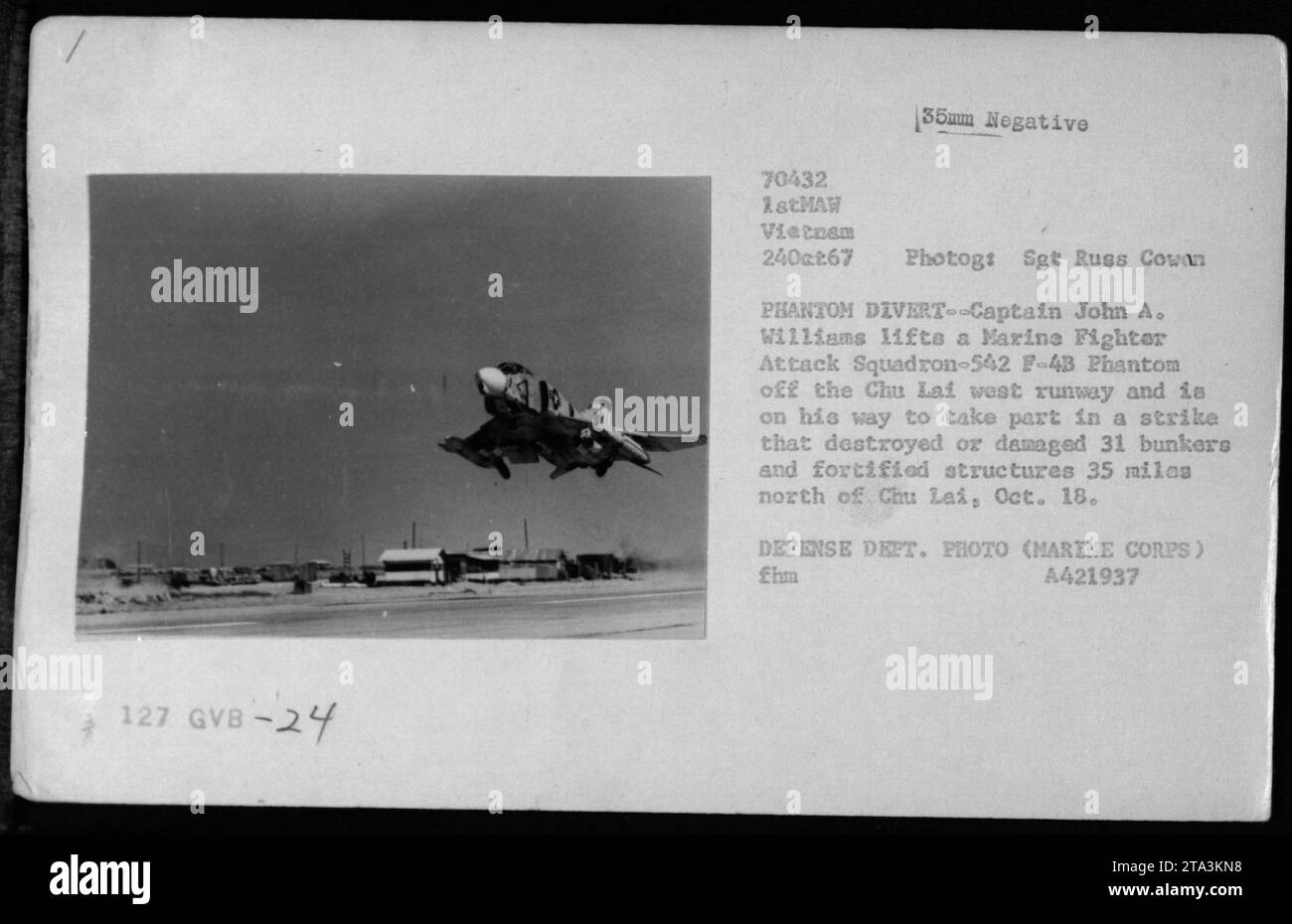 Il capitano John A. Williams del Marine Fighter Attack Squadron 542 decolla su un F-4 Phantom dalla pista ovest di Chu Lai il 18 ottobre 1967, per una missione d'attacco che ha danneggiato o distrutto 31 bunker e strutture fortificate. Foto Stock