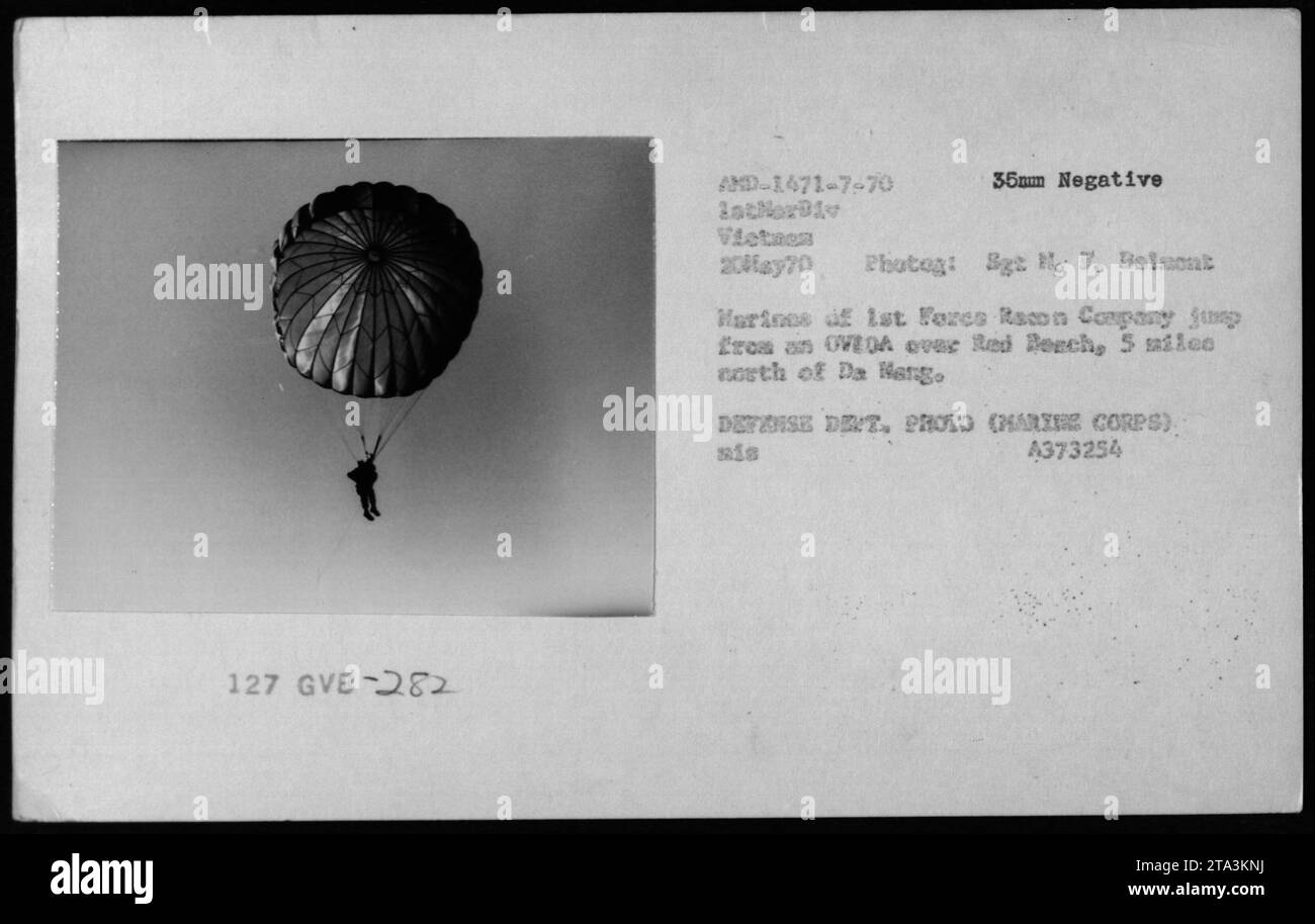 I soldati della 1st Force Recon Company sono visti impacchettare paracadute durante una sessione di addestramento il 20 maggio 1970. Si preparano a saltare da un aereo OV-10 Bronco sopra Red Beach, situato 8 miglia a nord di da Nang, come parte delle loro attività militari durante la guerra del Vietnam. (Foto di Sgt. No F. Belmont) Foto Stock