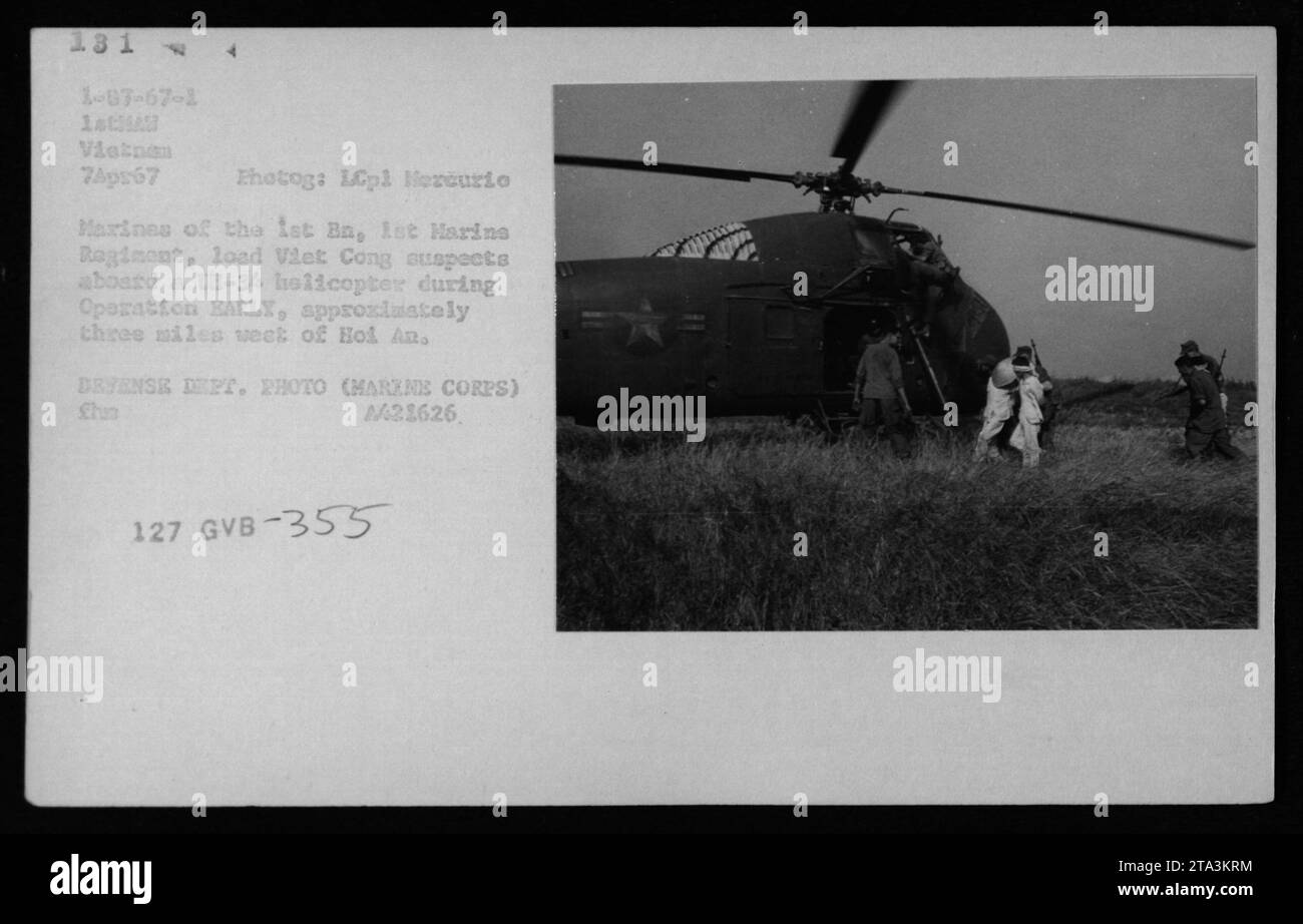 I marines del 1st Marine Regiment sono visti caricare i sospettati Viet Cong su un elicottero U-34 durante l'operazione ALL'INIZIO DEL 7 aprile 1967. L'operazione ebbe luogo circa tre miglia ad ovest di Hol An. Questa fotografia è stata scattata da LCpl mercurio ed è una foto ufficiale del Dipartimento della difesa. Foto Stock