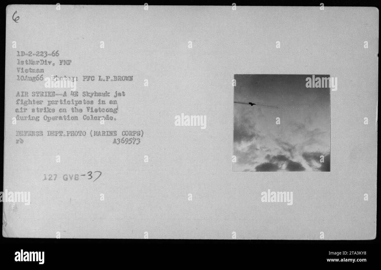 Attacco aereo condotto il 10 agosto 1966 durante l'operazione Colorado a YMP Vietnam. La foto mostra un caccia jet Skyhawk del 43 coinvolto nell'attacco ai Vietcong. L'immagine è stata scattata da PFC L.P. Brown e rilasciata dal Dipartimento della difesa (corpo dei Marines). Dipartimento difesa Riferimento foto: A369573. Foto Stock