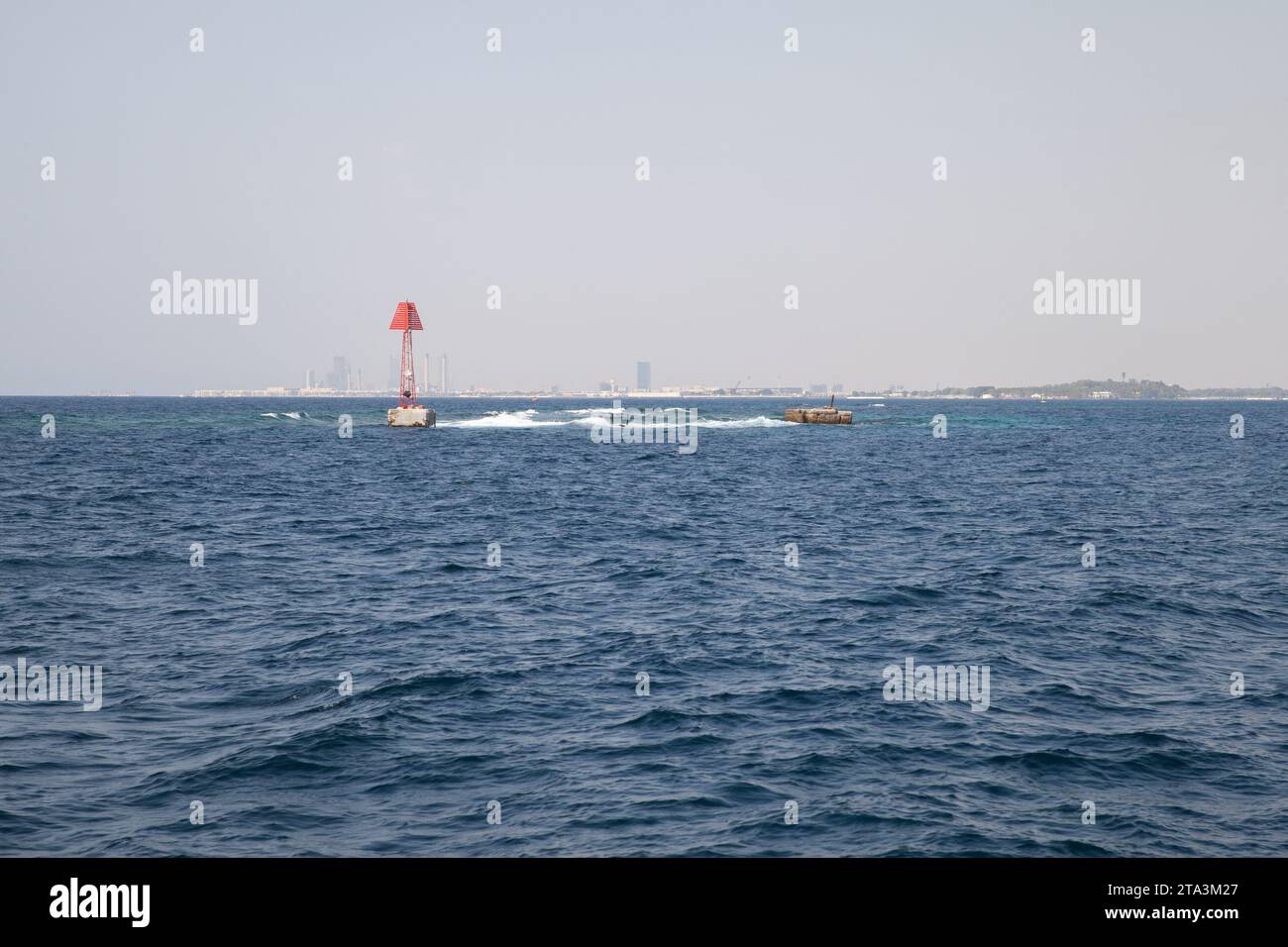 La torre con faro rosso segna il confine di un fairway per il porto islamico di Jeddah. Struttura incorniciata con contrassegno superiore triangolare. Golfo Persico, Arabia Saudita Foto Stock