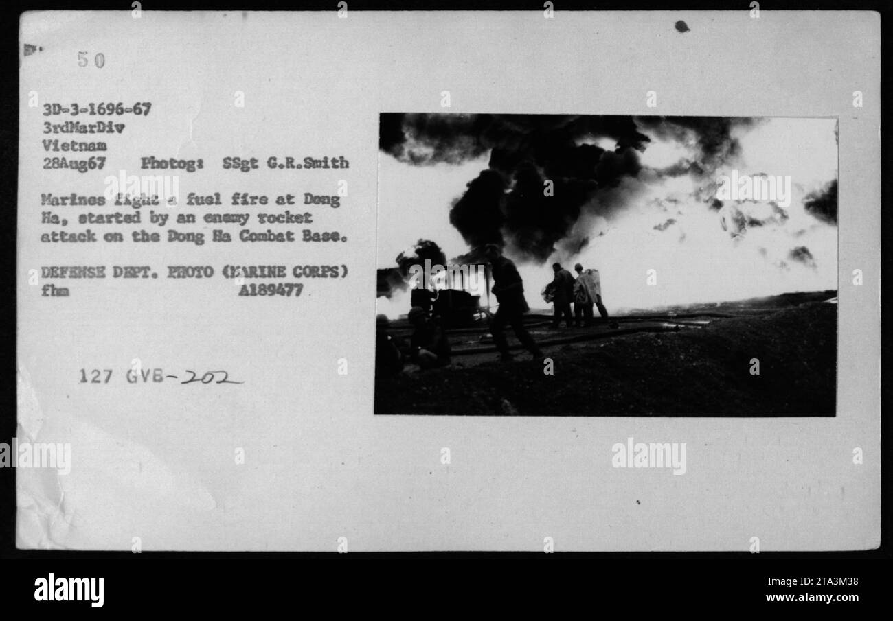 I Marines combattono il fuoco del combustibile causato da un attacco di razzi nemici alla base di combattimento di Dong ha in Vietnam il 28 agosto 1967. L'immagine mostra un gruppo di Marines della 3rd Marine Division che combatte l'incendio per prevenire ulteriori distruzioni. Foto di SSgt G.R. Smith, Dipartimento della difesa. Foto Stock