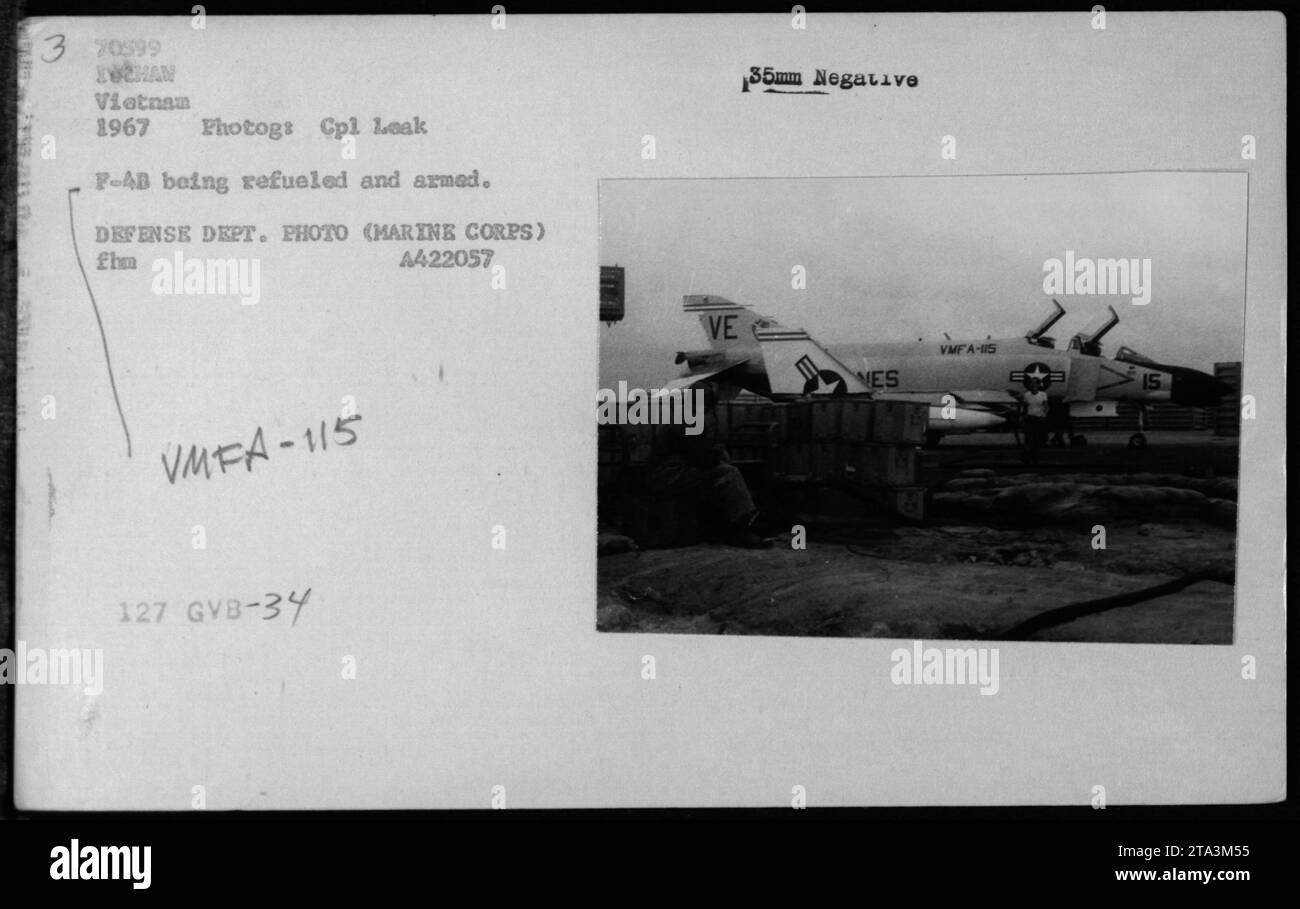 I Marine Corps F-AB Aircraft sono riforniti e armati durante la guerra del Vietnam nel 1967, mostrando ordigni e rifornimenti in uso. La fotografia di Cpl Leak documenta la preparazione e le operazioni degli aeromobili militari. Foto Stock