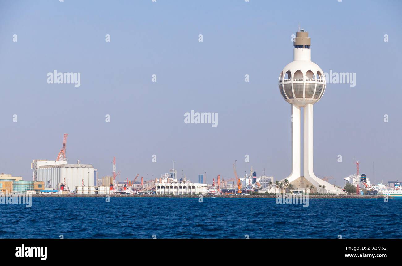 Vista mare del porto islamico di Jeddah con torre di controllo del traffico bianca. Arabia Saudita Foto Stock