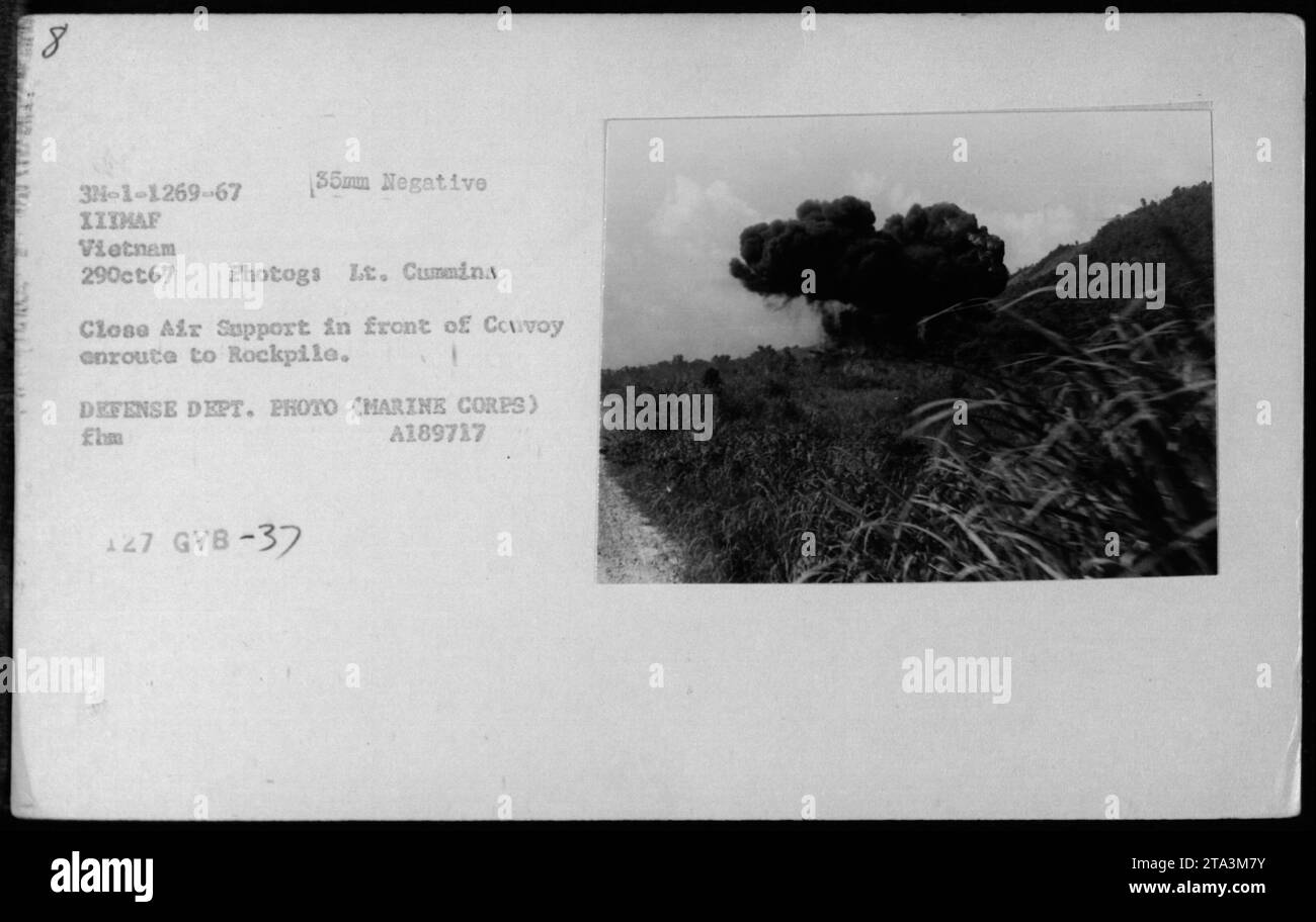 I Marines STATUNITENSI forniscono supporto aereo ravvicinato per un convoglio in rotta verso Rockpille, in Vietnam, il 29 ottobre 1967, durante una missione di attacco aereo. Foto del tenente Cummins. Foto Stock