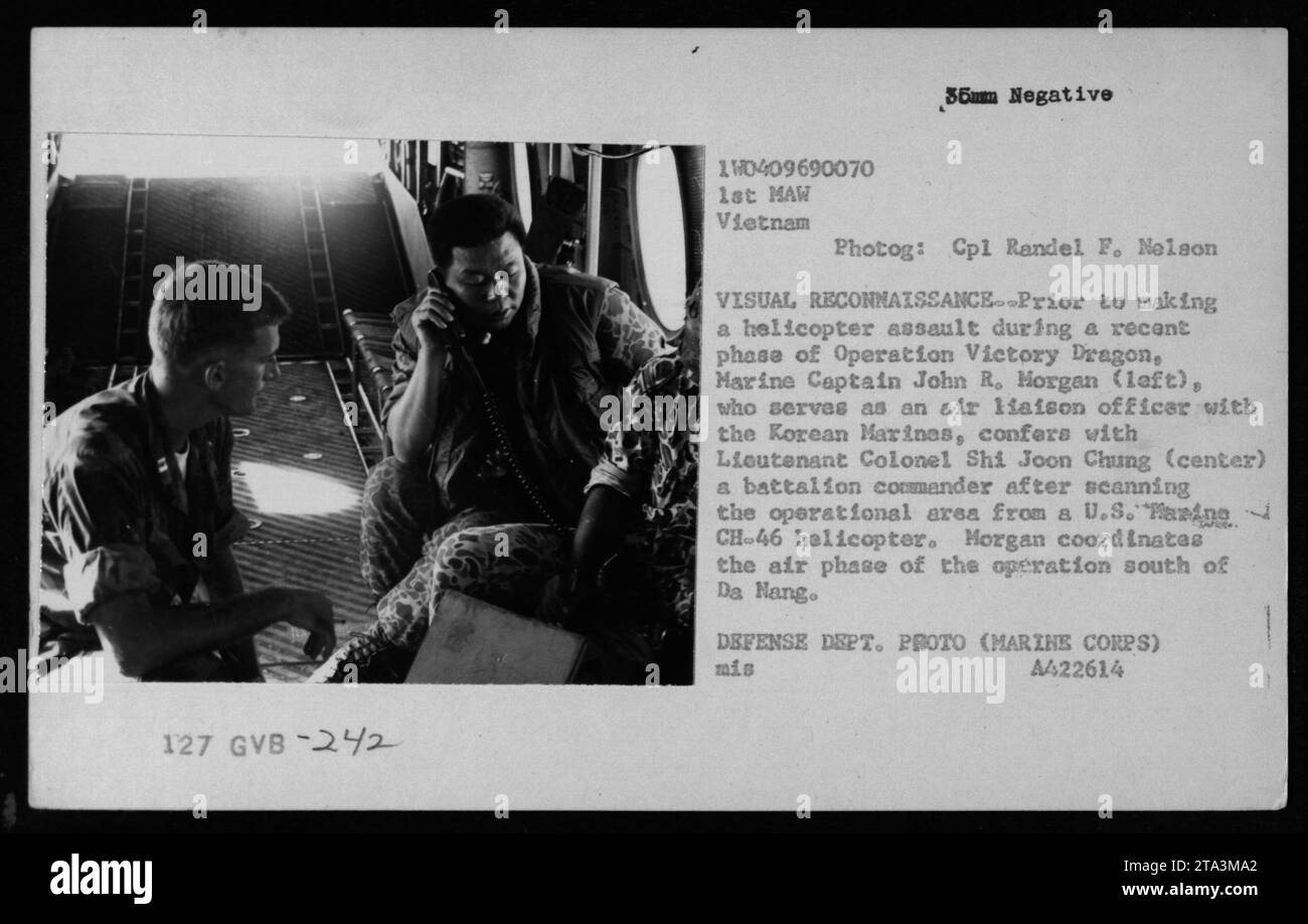 Il capitano di marina John R. Morgan, ufficiale di collegamento aereo con i Marines coreani, conferì con il tenente colonnello Shi Joon Chung prima di un assalto in elicottero durante l'operazione Victory Dragon a sud di da Nang, Vietnam. La fotografia del Cpl. Randel F. Nelson documenta la ricognizione aerea, il coordinamento militare e la pianificazione operativa. Foto Stock