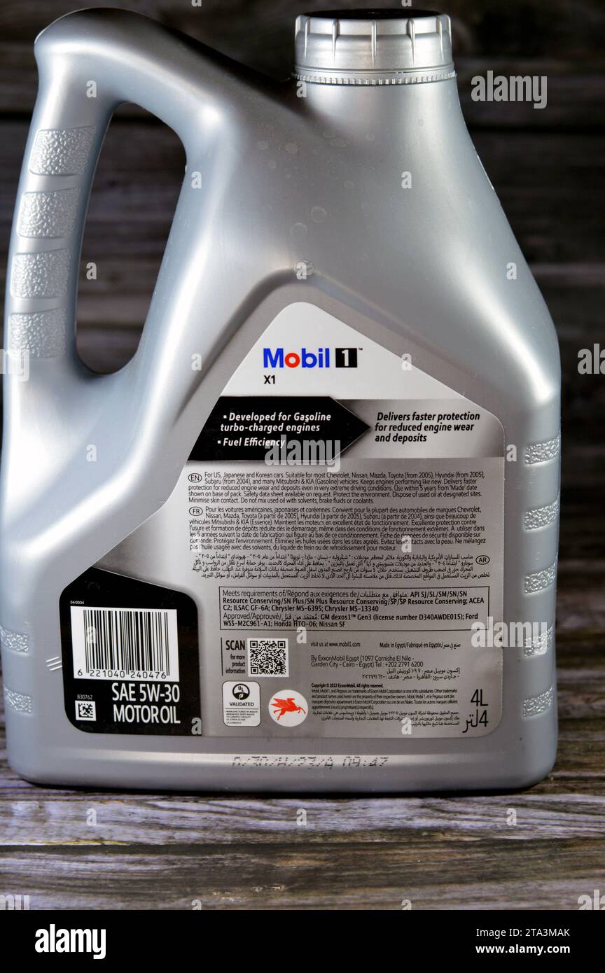 Cairo, Egitto, 23 novembre 2023: Mobil One 1 5W-30 approvato Dexos 1 GM, olio motore completamente sintetico avanzato per auto usate con Stati Uniti, Giappone e Corea Foto Stock