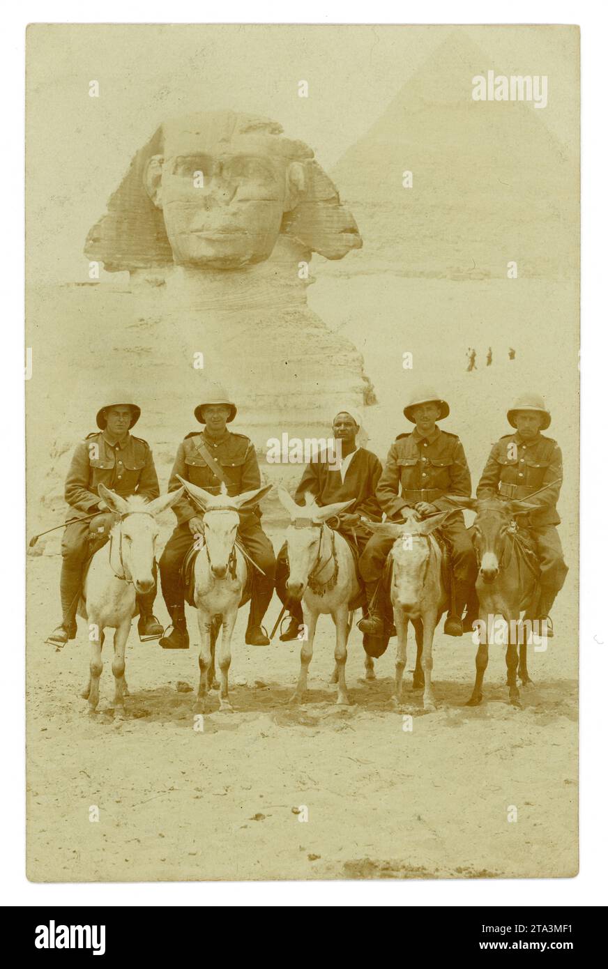 Cartolina originale dell'epoca della prima Guerra Mondiale di soldati su asini che posano di fronte alla grande Sfinge con la grande Piramide alle spalle, a Giza. Visite turistiche in partenza durante il servizio in Medio Oriente. Al centro c'è una guida nativa. Al contrario, si dice "aprile 1916 Egitto, a Florrie dal caporale H. Jones e dal caporale G. Jones", forse fratelli, invertire. Forse sono membri della Egyptian Expeditionary Force (EFF) forse sono gallesi. Foto scattata a Giza, il Cairo, Nord Africa, soldati della prima guerra mondiale all'estero. Foto Stock