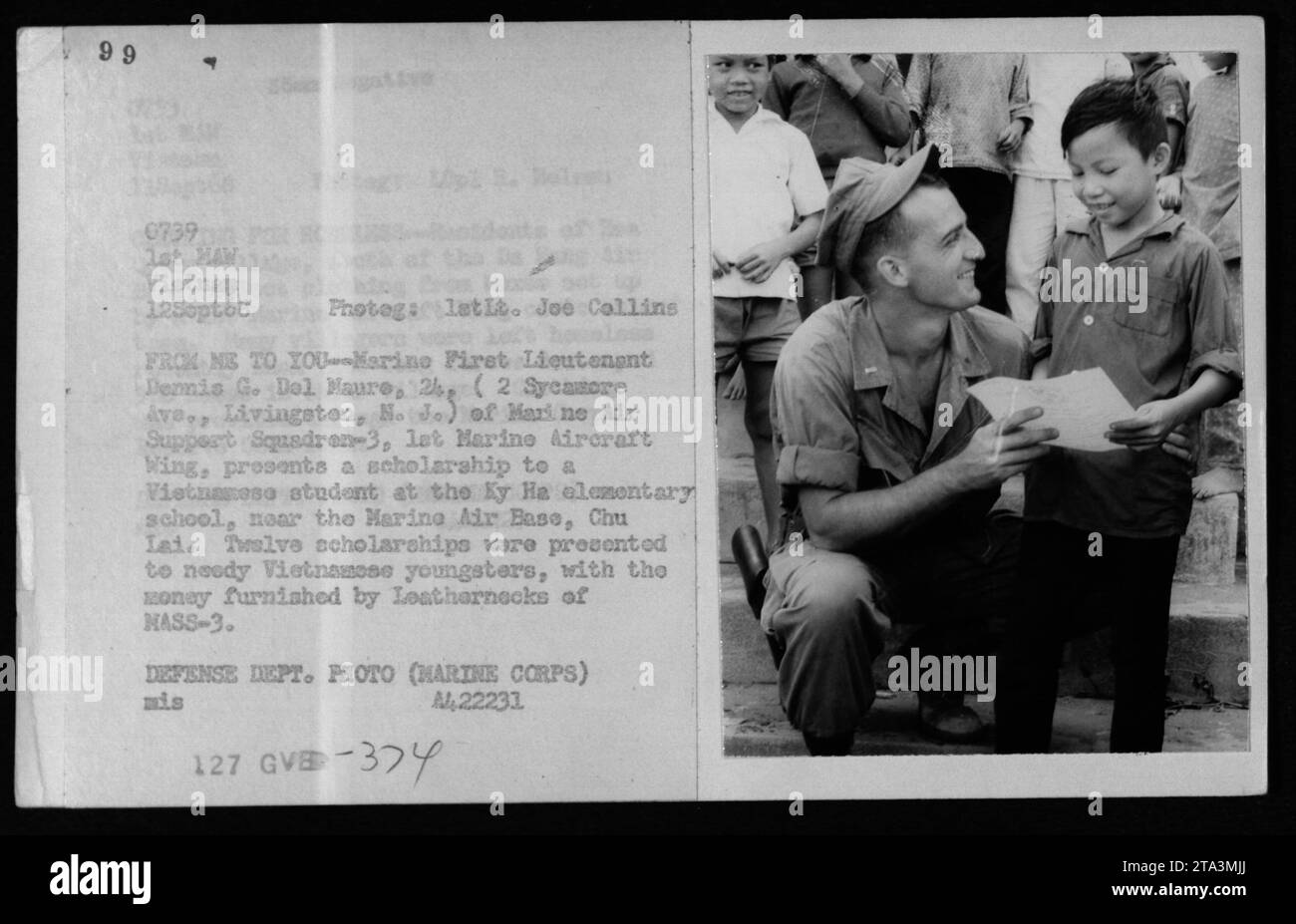 Il primo tenente Dennis G. del Maure del Marine Air Support Squadron-3 presenta borse di studio agli studenti vietnamiti della Ky ha Elementary School vicino alla Marine Air base, Chu Lai, il 12 settembre 1968. Dodici borse di studio sono state assegnate ai bambini bisognosi da Leatharnecks di MASSA-3. Fotografie documenti sostegno educativo e sforzi umanitari durante la guerra del Vietnam. Foto Stock