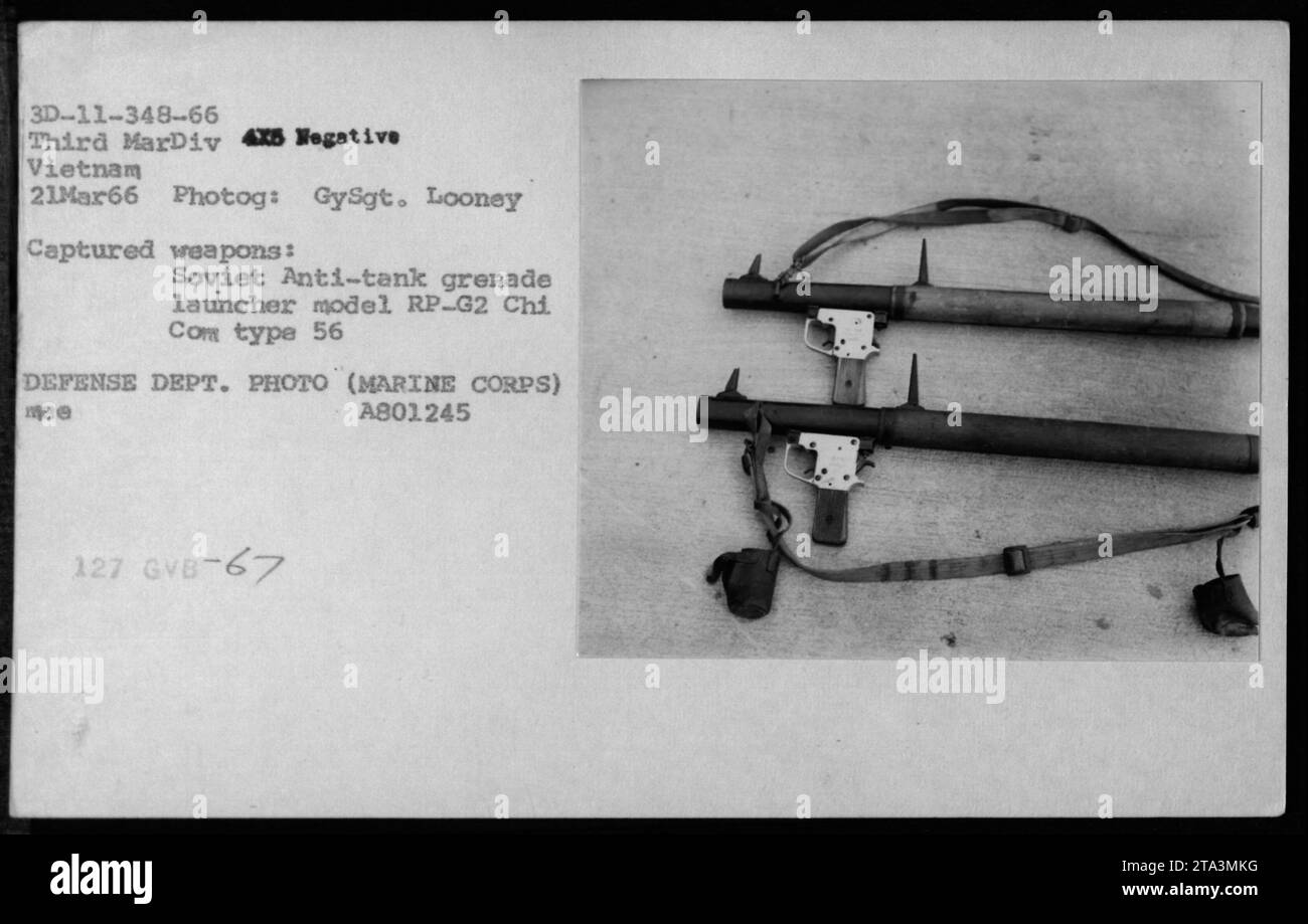 Le armi comuniste sovietiche e cinesi sono mostrate come trofei di guerra catturati durante la guerra del Vietnam. La foto è stata scattata il 21 marzo 1966 da GySgt. Looney, un fotografo del corpo dei Marines. Tra le armi catturate vi sono un lanciagranate anticarro sovietico RP-G2 e un fucile cinese Type 56. Questa immagine è classificata come FOTO DEL DIPARTIMENTO OFDEFENSE (CORPO MARINO). Foto Stock