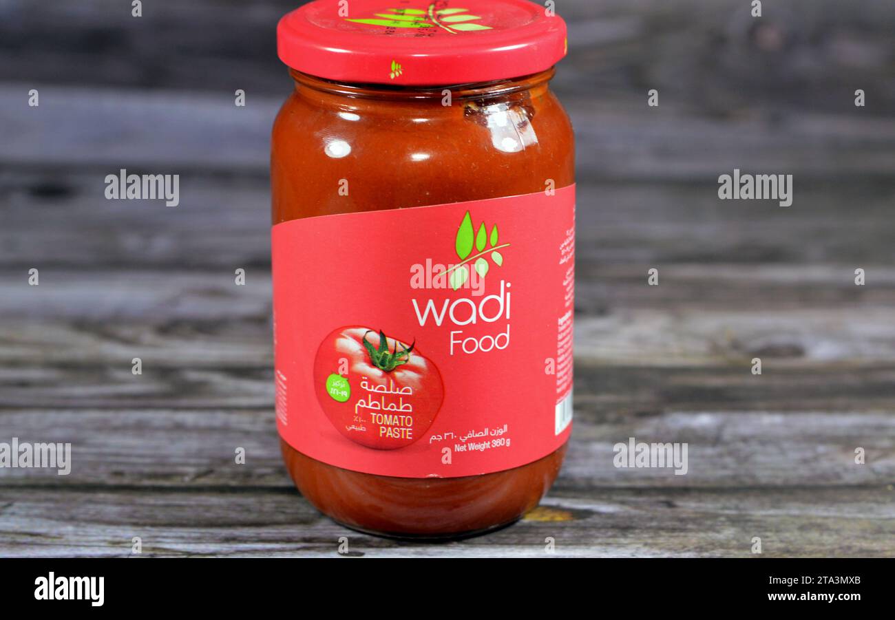 Cairo, Egitto, 1 novembre 2023: Salsa di pomodoro Wadi Food, pasta di pomodori, azienda alimentare Wadi per conserve alimentari per industrie alimentari, focu selettiva Foto Stock