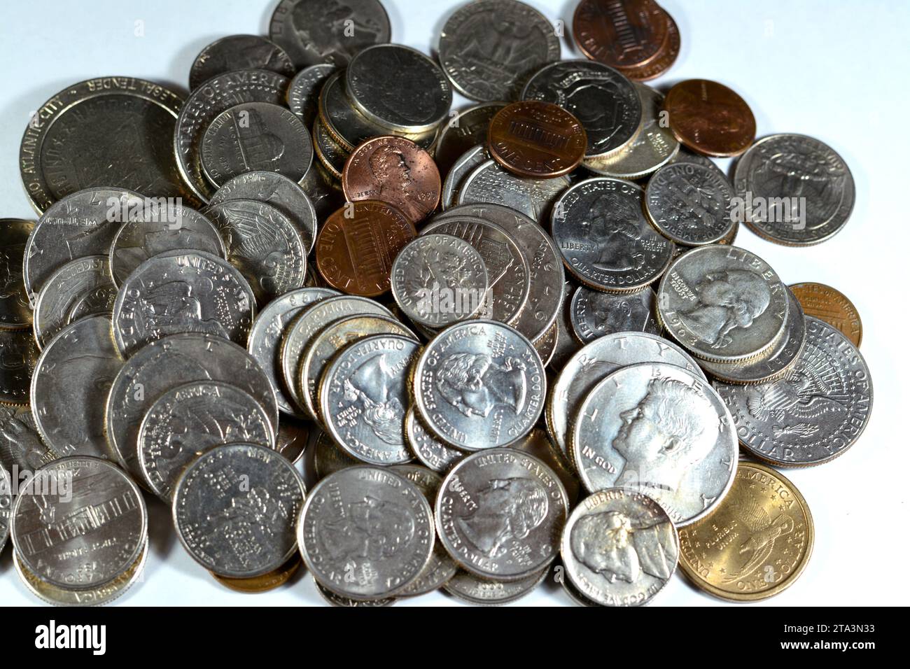 Mucchio di monete americane di tempi e valori diversi, 1 centesimo, dimes, quarti, mezzo dollaro, e dollari, vecchi Stati Uniti d'America in stile retrò d'epoca Foto Stock