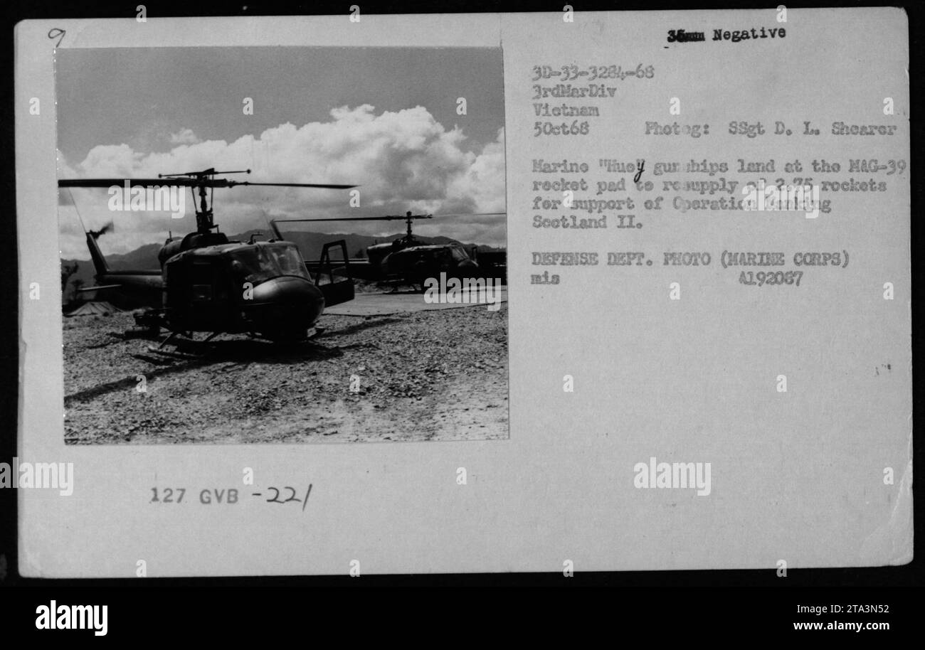 Gli elicotteri marini UH-1 possono essere visti atterrare sulla piattaforma di lancio MAG-39 in Vietnam il 5 ottobre 1968. Stanno trasportando rifornimenti di 2,75 razzi per l'operazione Manking Sootland II Questa foto è stata scattata da SSgt D. L. Shearer del corpo dei Marines degli Stati Uniti. Foto Stock