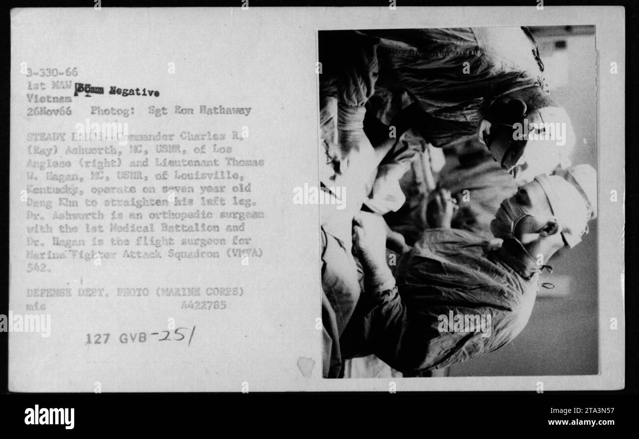 "In questa foto scattata il 26 novembre 1966, il comandante Charles R. Ashworth e il tenente Thomas W. Hagen, entrambi militari statunitensi, eseguono un intervento chirurgico su Deng Khn di sette anni per correggere la gamba sinistra. Il Dr. Ashworth è un chirurgo ortopedico con il 1st Medical Battalion e il Dr. Hagen è il chirurgo di volo per Marine Fighter Attack Squadron (VMFA) 542." Foto Stock