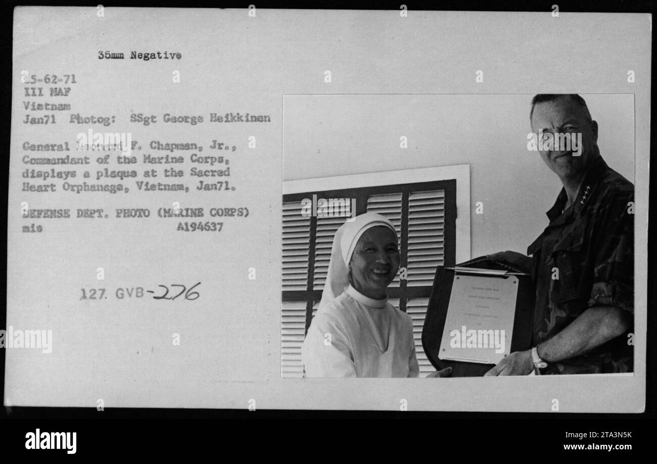 Il generale Leonard F. Chapman Jr., comandante del corpo dei Marines, tiene una targa presso il Sacro cuore Orfanotrofio in Vietnam nel gennaio 1971, accompagnato da ufficiali e funzionari. Foto Stock