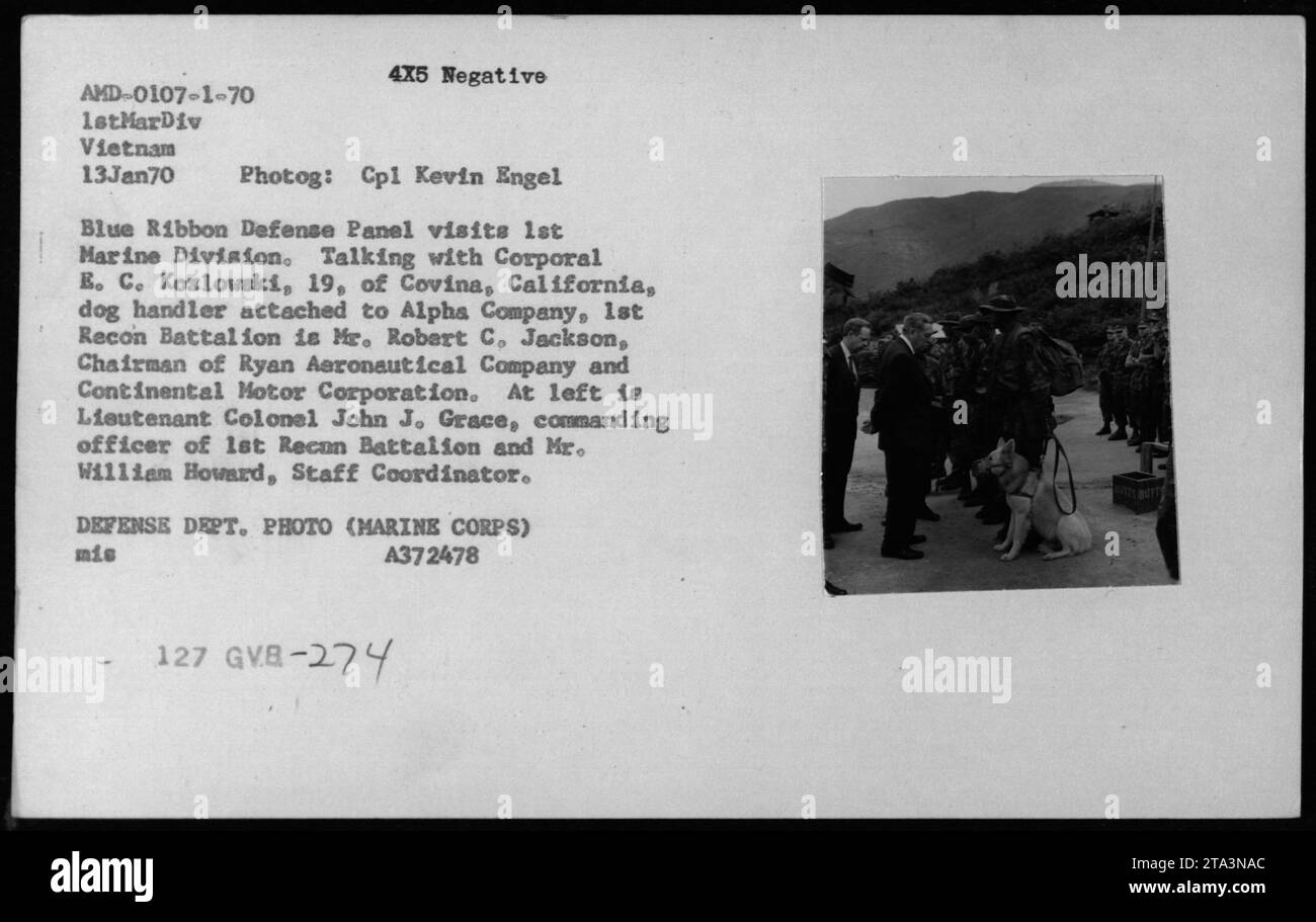Robert C. Jackson, presidente della Ryan Aeronautical Company e della Continental Motor Corporation, visita la 1st Marine Division in Vietnam il 13 gennaio 1970. Parla con il caporale B.C. Kozlovski, gestore di cani della compagnia Alpha, 1st Recon Battalion. La fotografia documenta una visita dell'industria della difesa e un'interazione militare. Foto Stock