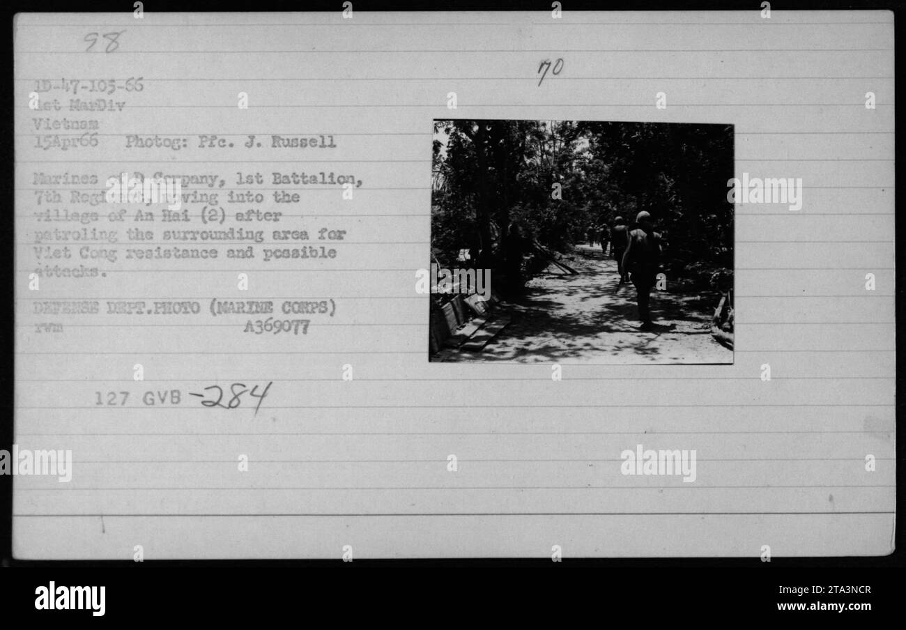 I Marines of D Company, 1st Battalion, 7th Regiment, si trasferirono in un villaggio di hai dopo aver pattugliato le aree circostanti per l'attività dei Viet Cong il 15 aprile 1966, documentando le operazioni militari americane in Vietnam. Foto Stock