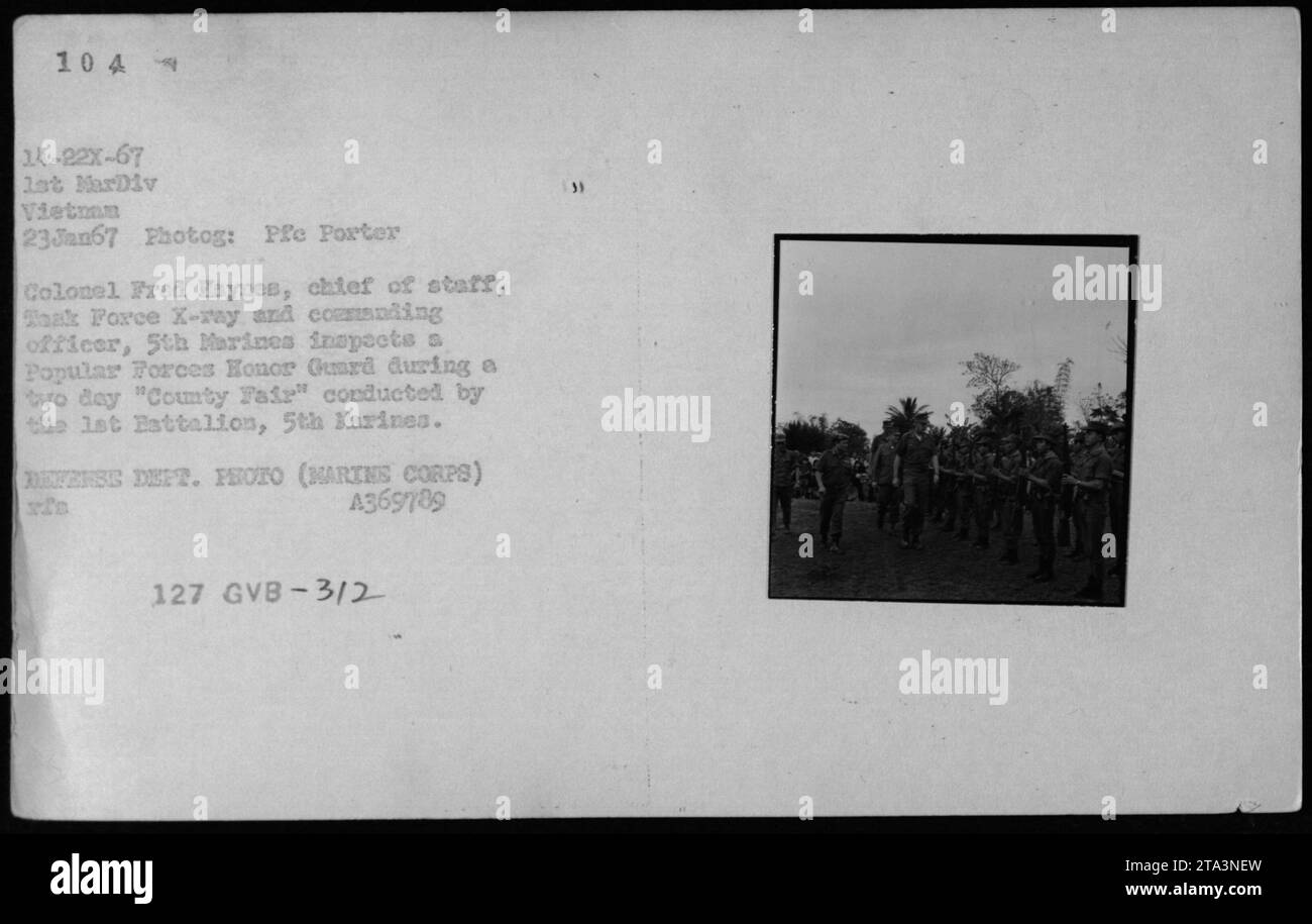 Il colonnello Fred Haynes, capo di stato maggiore e comandante dei 5th Marines, ispeziona una Guardia d'Onore delle forze popolari durante una "Fiera della Contea" di due giorni condotta dal 1st Battalion, 5th Marines dell'ARVN (Armata della Repubblica del Vietnam) - 1967. Questa foto è stata scattata il 23 gennaio 1967 dal fotografo Pre Porter. Foto Stock