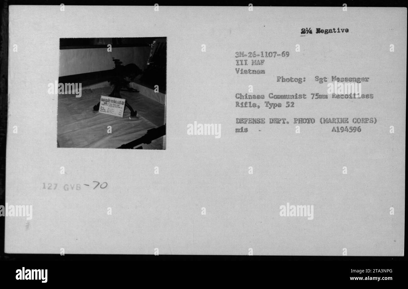 Catturato fucile comunista cinese 75mm Type 52 senza rinculo tenuto dalle forze americane nel 1969 durante la guerra del Vietnam, fotografato dal sergente Messenger per il Dipartimento della difesa. Foto Stock