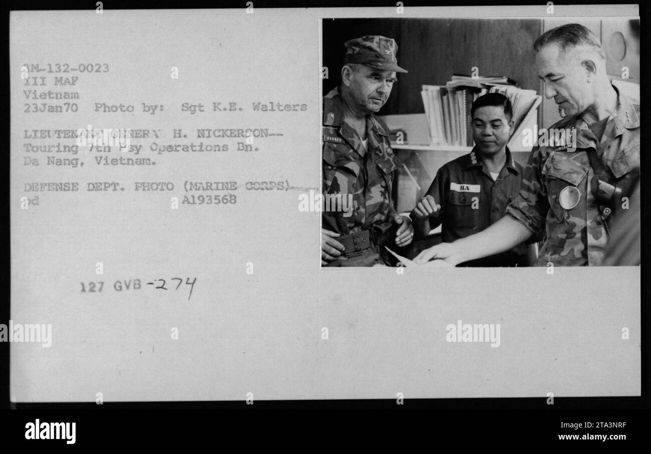 Il tenente generale H. Nickerson visita il 7th Psy Operations BN a da Nang, Vietnam. Questa foto del corpo dei Marines degli Stati Uniti, scattata il 23 gennaio 1970, mostra ufficiali e funzionari impegnati in attività militari durante la guerra del Vietnam. L'immagine cattura un momento di ispezione e coordinamento durante lo sforzo bellico. Foto Stock