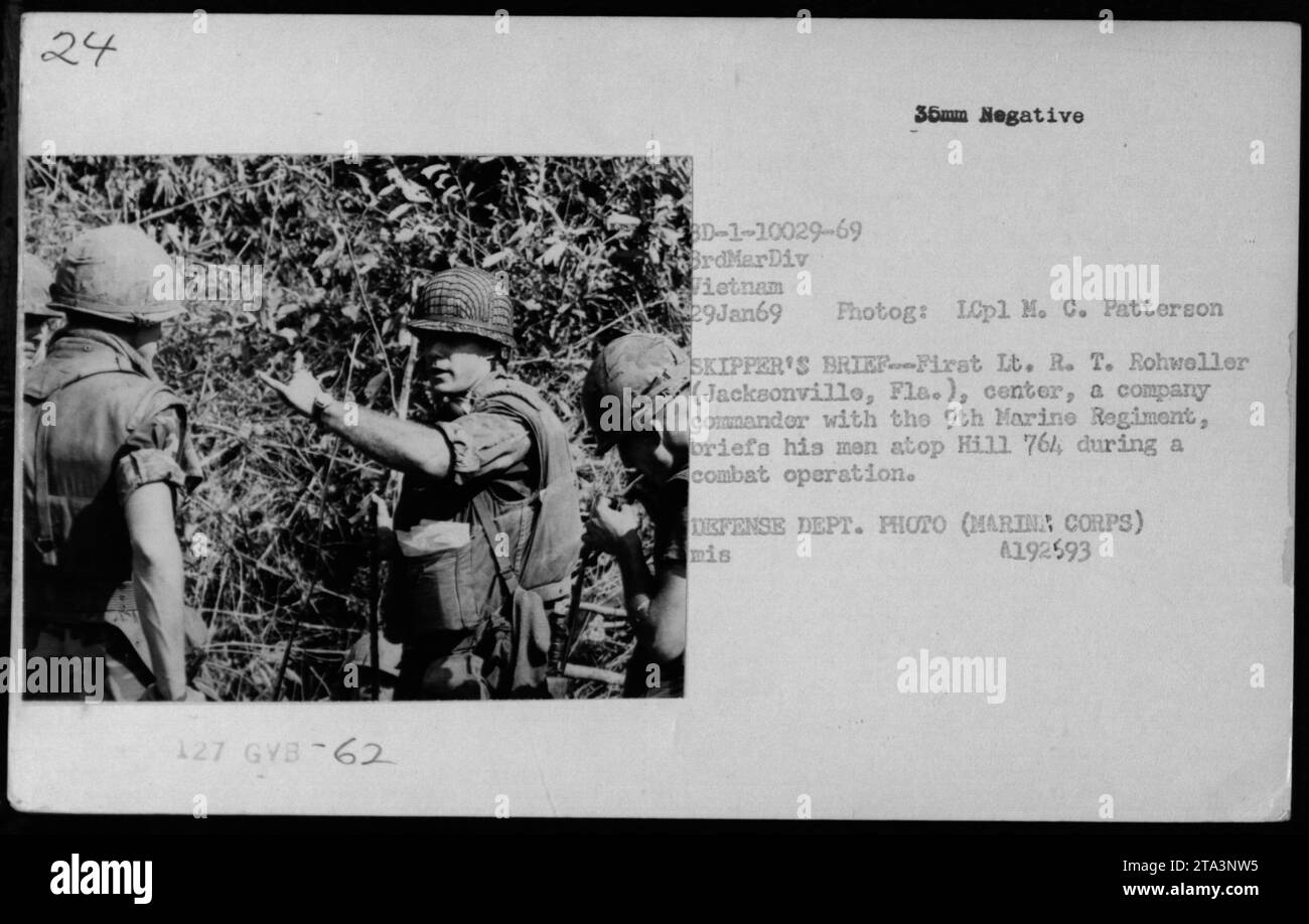 Il primo tenente R. T. Rohweller, comandante di compagnia del 9th Marine Regiment, informò i suoi uomini sulla cima della collina 764 durante un'operazione di combattimento in Vietnam. Fotografia scattata il 29 gennaio 1969. Foto Stock