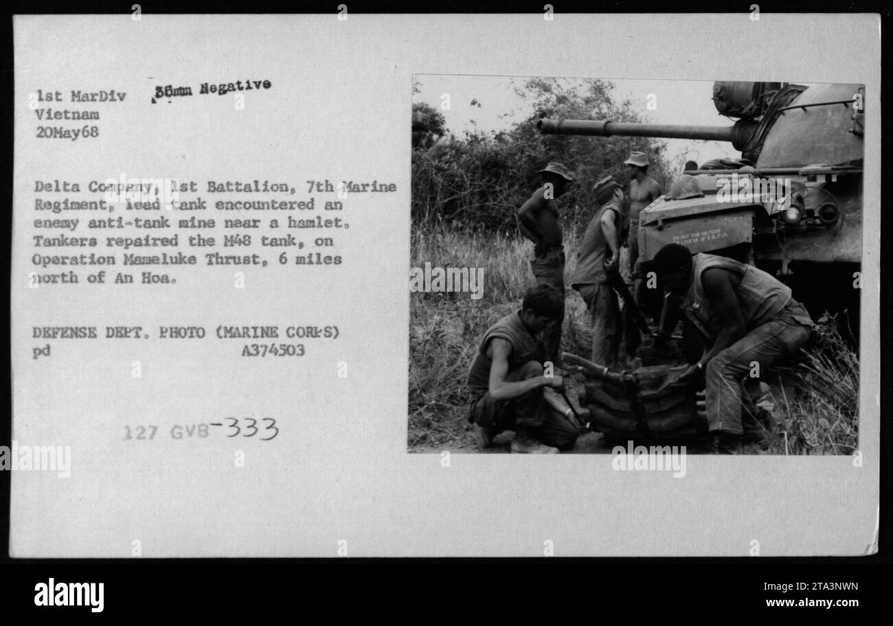 Delta Company, 1st Battalion, 7th Marine Regiment, incontrò una mina anticarro nemica il 20 maggio 1968, durante l'operazione Mane luk Thrust, 6 miglia a nord di An Hoa in Vietnam. Il carro al piombo, un M48, fu danneggiato ma riparato dall'equipaggio. Questa è una fotografia del dipartimento della difesa scattata dal corpo dei Marines. Foto Stock