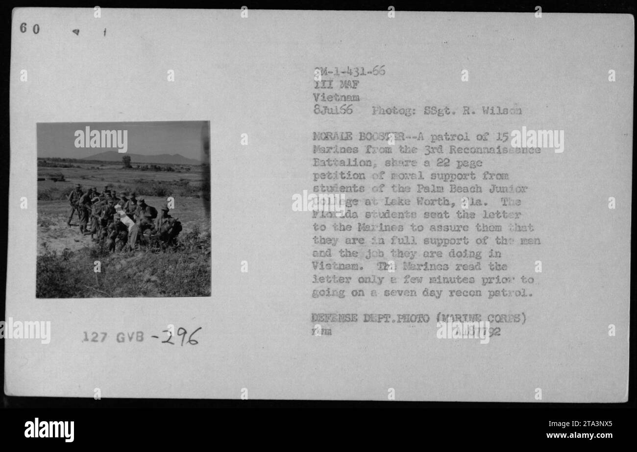 I Marines del 3rd Reconnaissance Battalion ricevono una lettera di sostegno morale dagli studenti del Palm Beach Junior College a Lake Worth, Florida. Gli studenti esprimono il loro pieno sostegno agli sforzi dei Marines in Vietnam. Poco dopo aver letto la lettera, i Marines si imbarcarono in una missione di pattuglia di ricognizione di sette giorni. Foto Stock