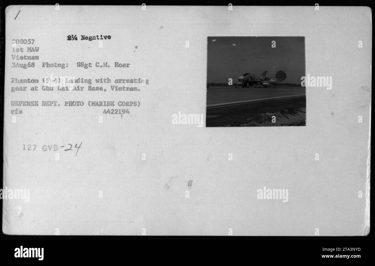 F-4 Phantom Aircraft atterra con il meccanismo di arresto alla base aerea di Chu Lai, Vietnam, il 3 agosto 1968. La fotografia è stata scattata da SSgt C.M. Hoar e fa parte della collezione del dipartimento della difesa. Fu coinvolto il 1st Marine Air Wing (MAW), con un numero negativo di 808057 e numeri di riferimento A422194 e 127 GVB-24. Foto Stock