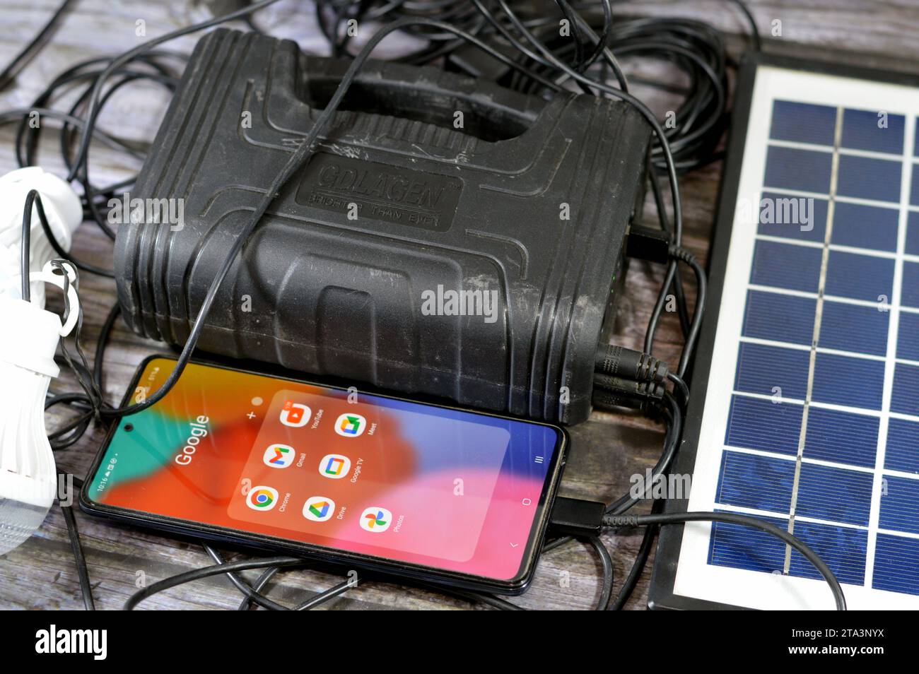 Cairo, Egitto, 6 novembre 2023: Kit luce solare GDLAGEN GD35wp, mini sistema di illuminazione domestica solare multifunzione, dispositivo pannello solare, ricarica di un Samsung c Foto Stock