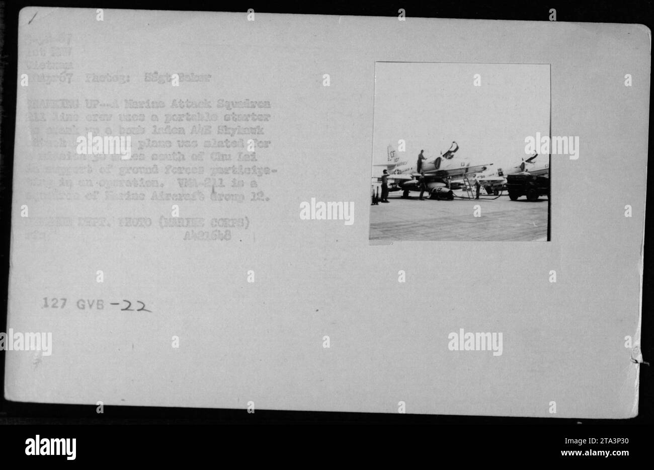 Un equipaggio di Marine Attack Squadron utilizza un dispositivo di avviamento portatile per preparare un A-4 Skyhawk per una missione del 1967 presso la base aerea di Anden, supportando le operazioni delle forze di terra a sud di CIM lei durante la guerra del Vietnam. Foto Stock