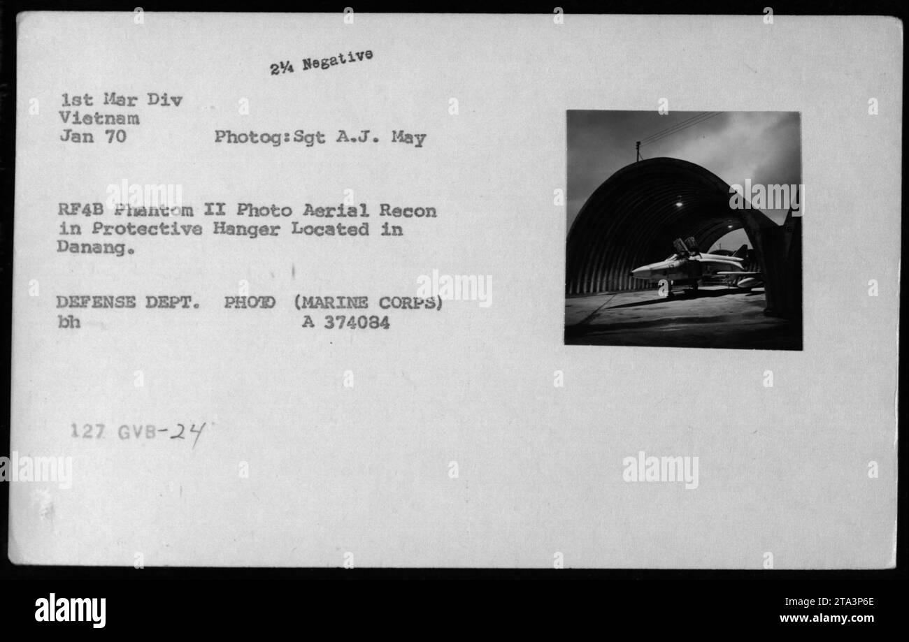 RF4B Phantom II conduce ricognizioni aeree in un hangar protettivo a Danang nel gennaio 1970 durante la guerra del Vietnam, fotografato dal sergente A.J. May della 1st Marine Division. Foto Stock