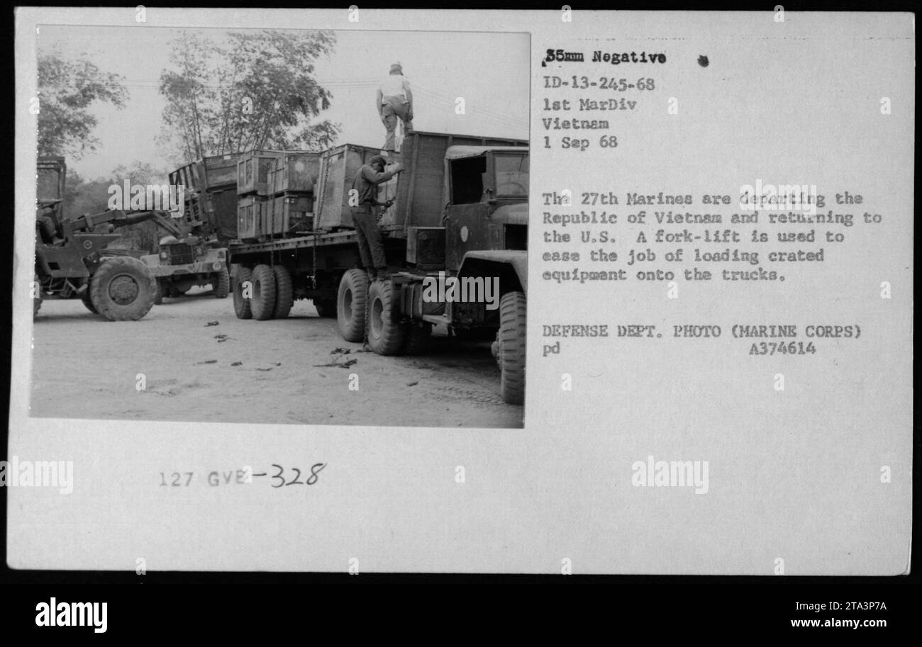 I soldati che usano un carrello elevatore per caricare attrezzature in gabbia su camion mentre i 27th Marines si stanno preparando a lasciare la Repubblica del Vietnam e tornare negli Stati Uniti questa fotografia è stata scattata il 1 settembre 1968, durante la guerra del Vietnam. Credito fotografico: REPARTO DIFESA. FOTO (CORPO MARINO) Foto Stock