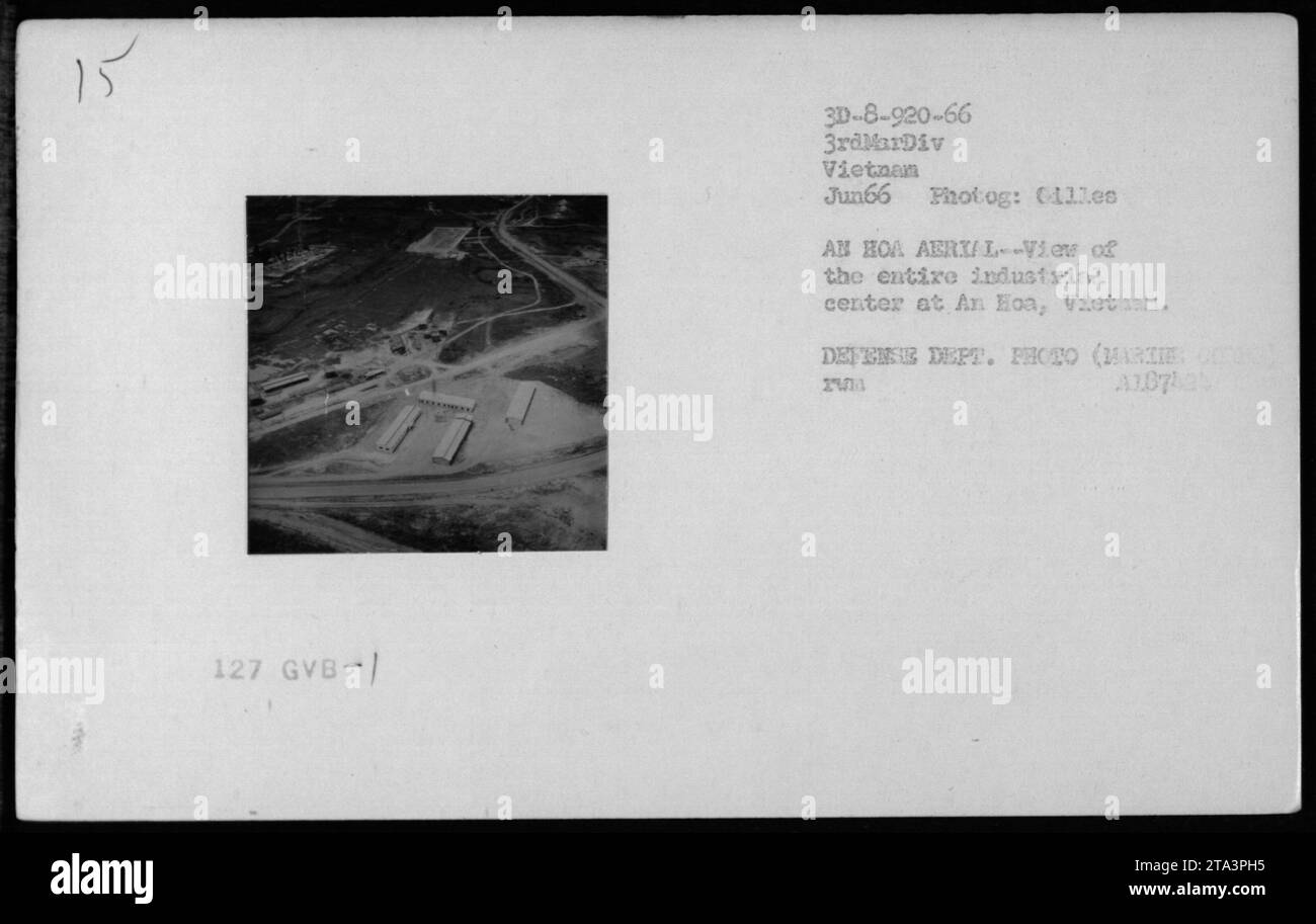 Una vista aerea del centro industriale di An Hoa, Vietnam, scattata nel giugno 1966, mostra le infrastrutture e l'attività militare durante la guerra del Vietnam. Fotografia di Gilles AB HOA AERI per il Dipartimento della difesa, che documenta la presenza di soldati, veicoli da guerra, elicotteri e operazioni tattiche da parte delle forze americane. Foto Stock